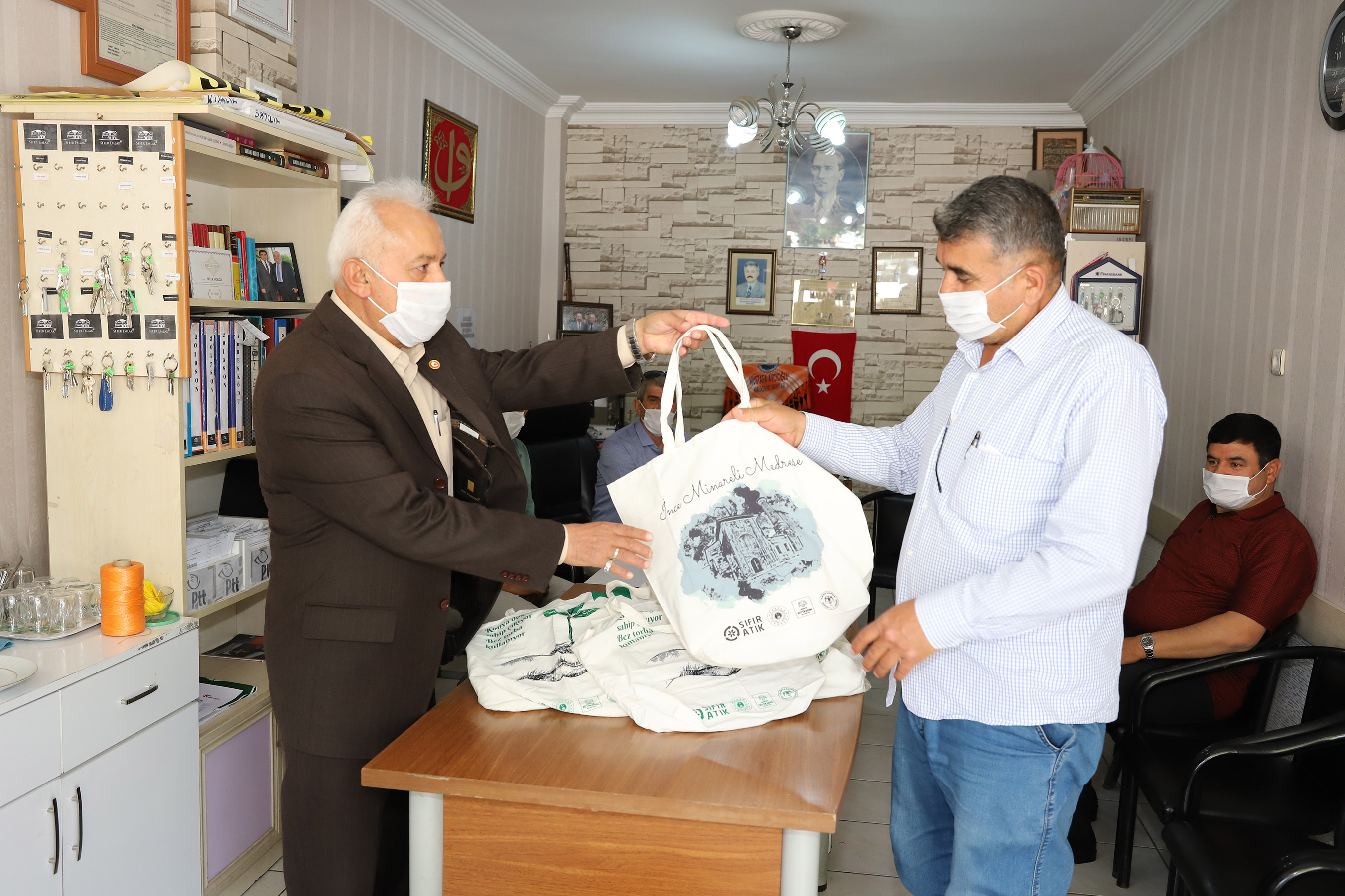 Konya Büyükşehir'den 31 İlçedeki 1.154 Muhtara Hijyen Seti Desteği