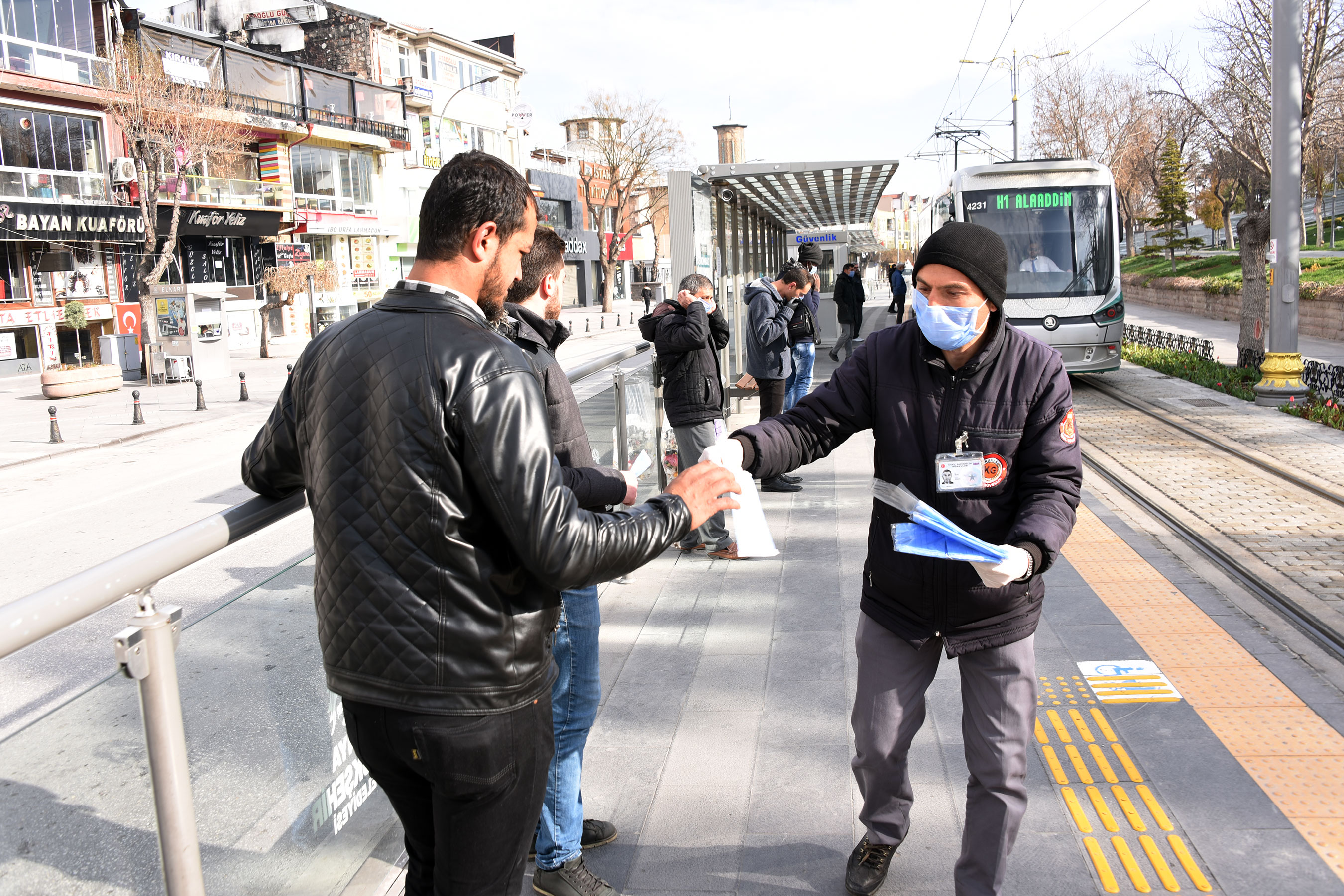 Konya Büyükşehir Toplu Ulaşımı Kullanan Yolculara Maske Dağıttı