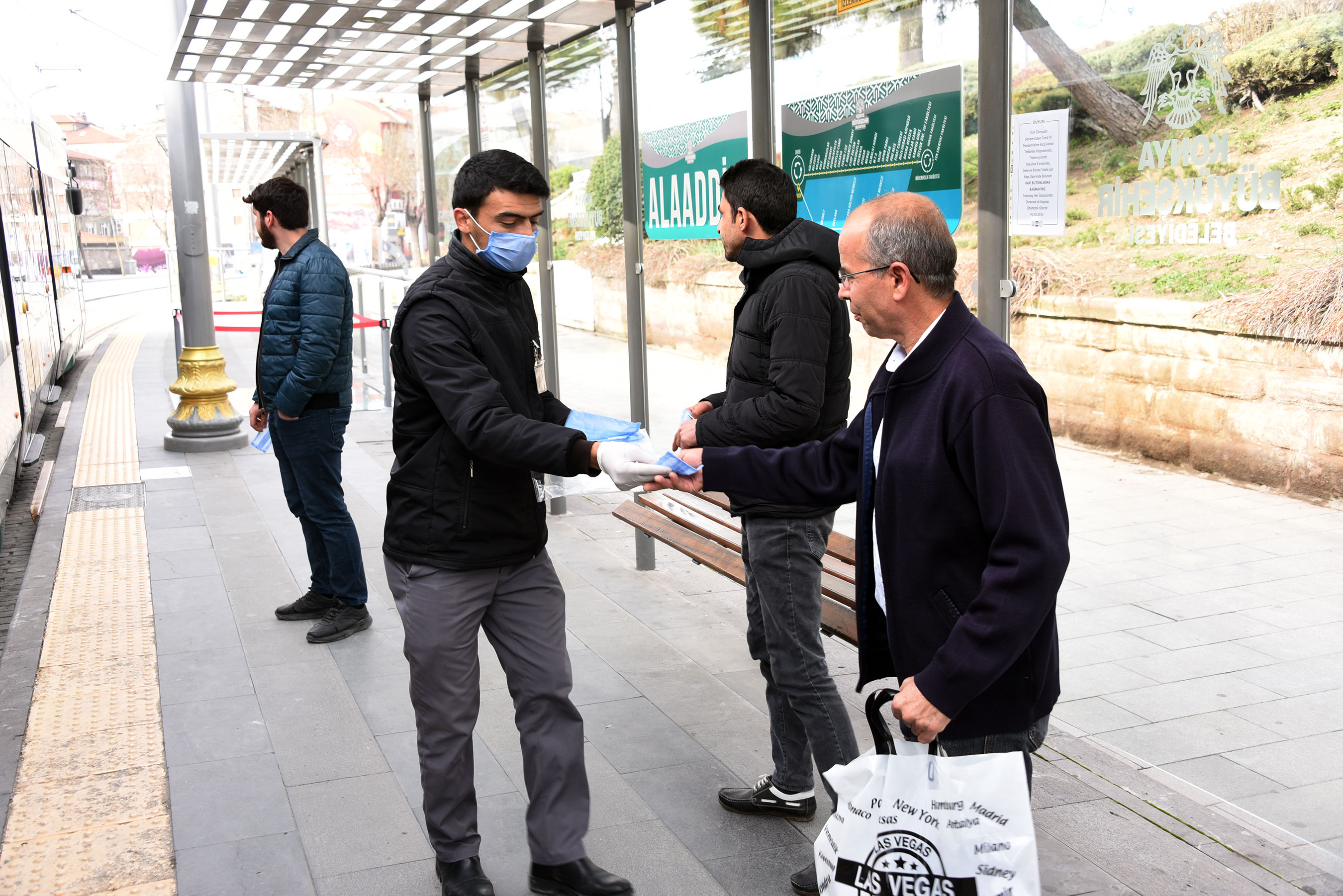Konya Büyükşehir Toplu Ulaşımı Kullanan Yolculara Maske Dağıttı