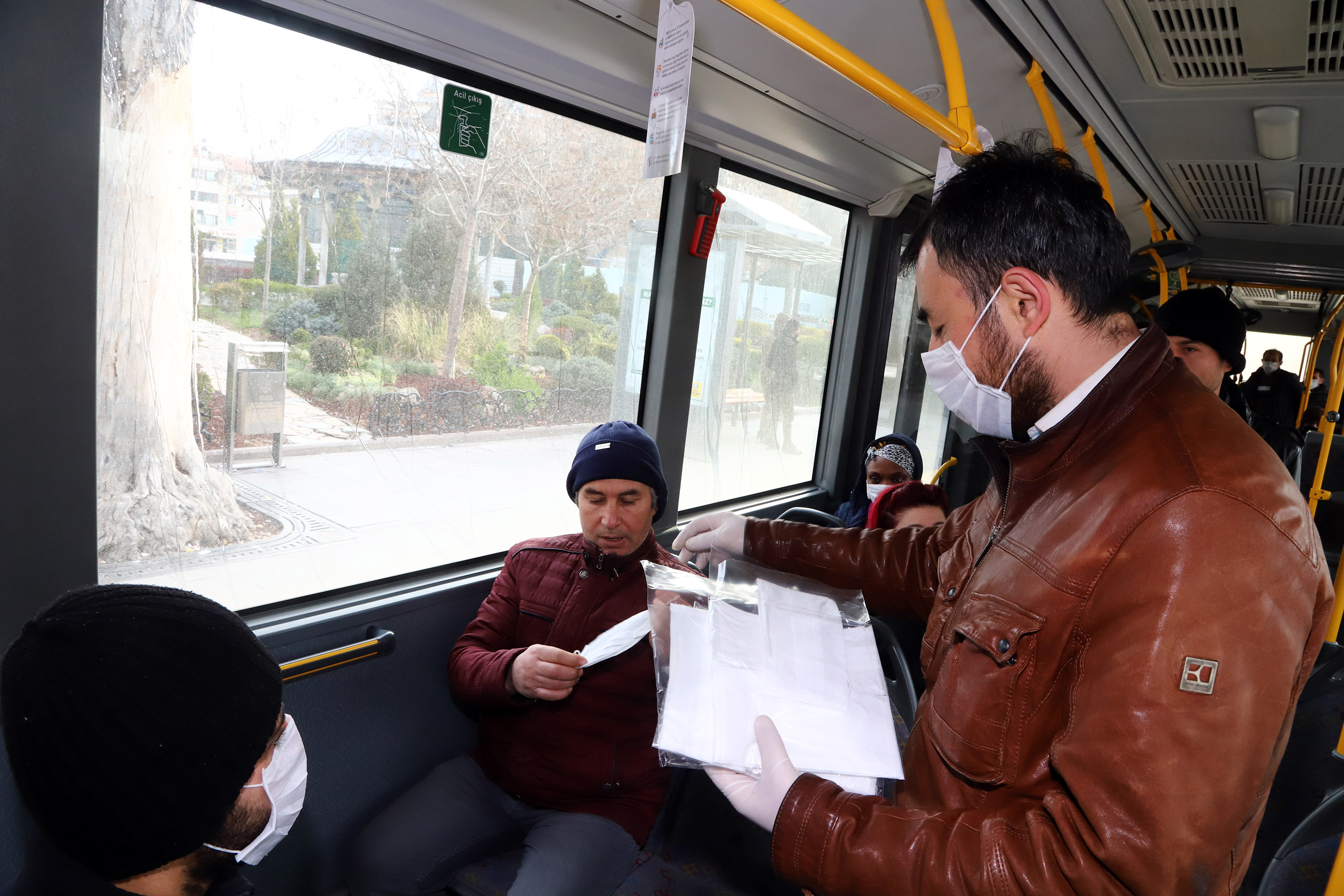 Konya Büyükşehir Toplu Ulaşımı Kullanan Yolculara Maske Dağıttı