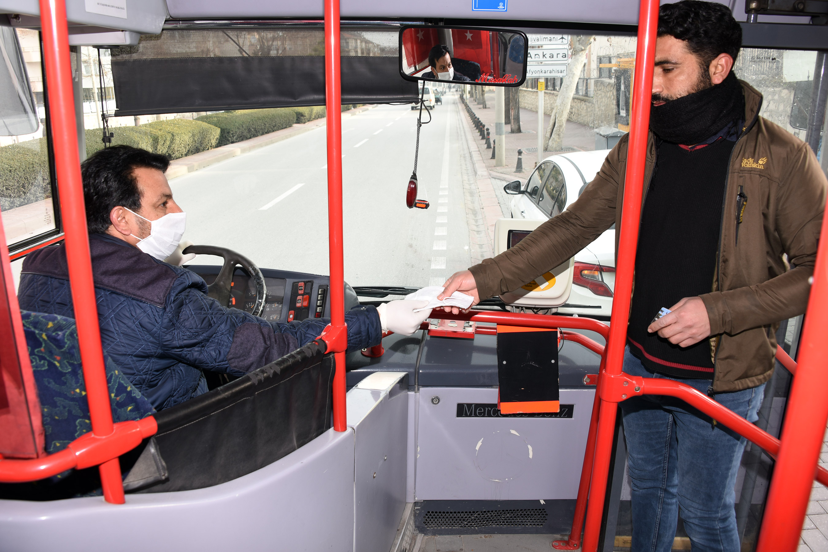 Konya Büyükşehir Toplu Ulaşımı Kullanan Yolculara Maske Dağıttı