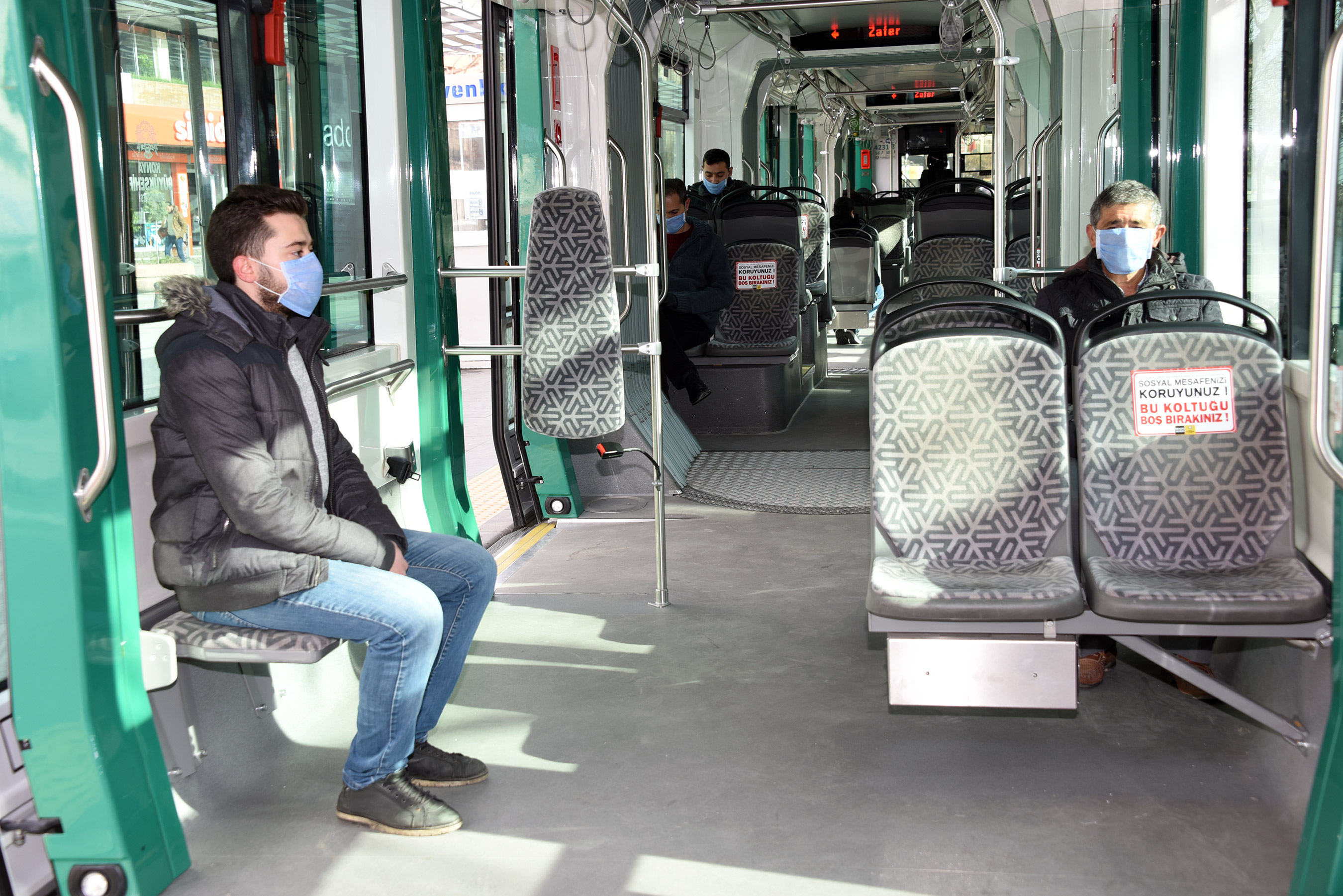 Konya Büyükşehir Toplu Ulaşımı Kullanan Yolculara Maske Dağıttı