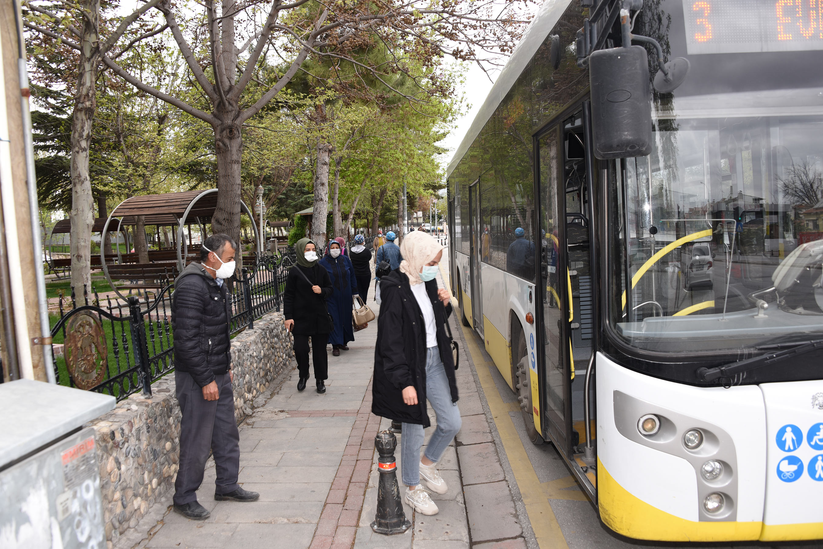 Büyükşehir Sağlık Çalışanlarının Ulaşımını Karşılamaya Devam Ediyor