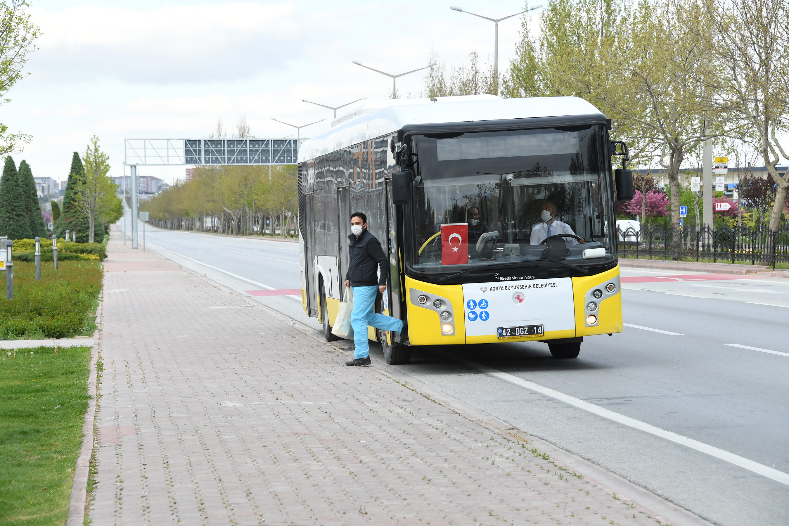 Büyükşehir Sağlık Çalışanlarının Ulaşımını Karşılamaya Devam Ediyor