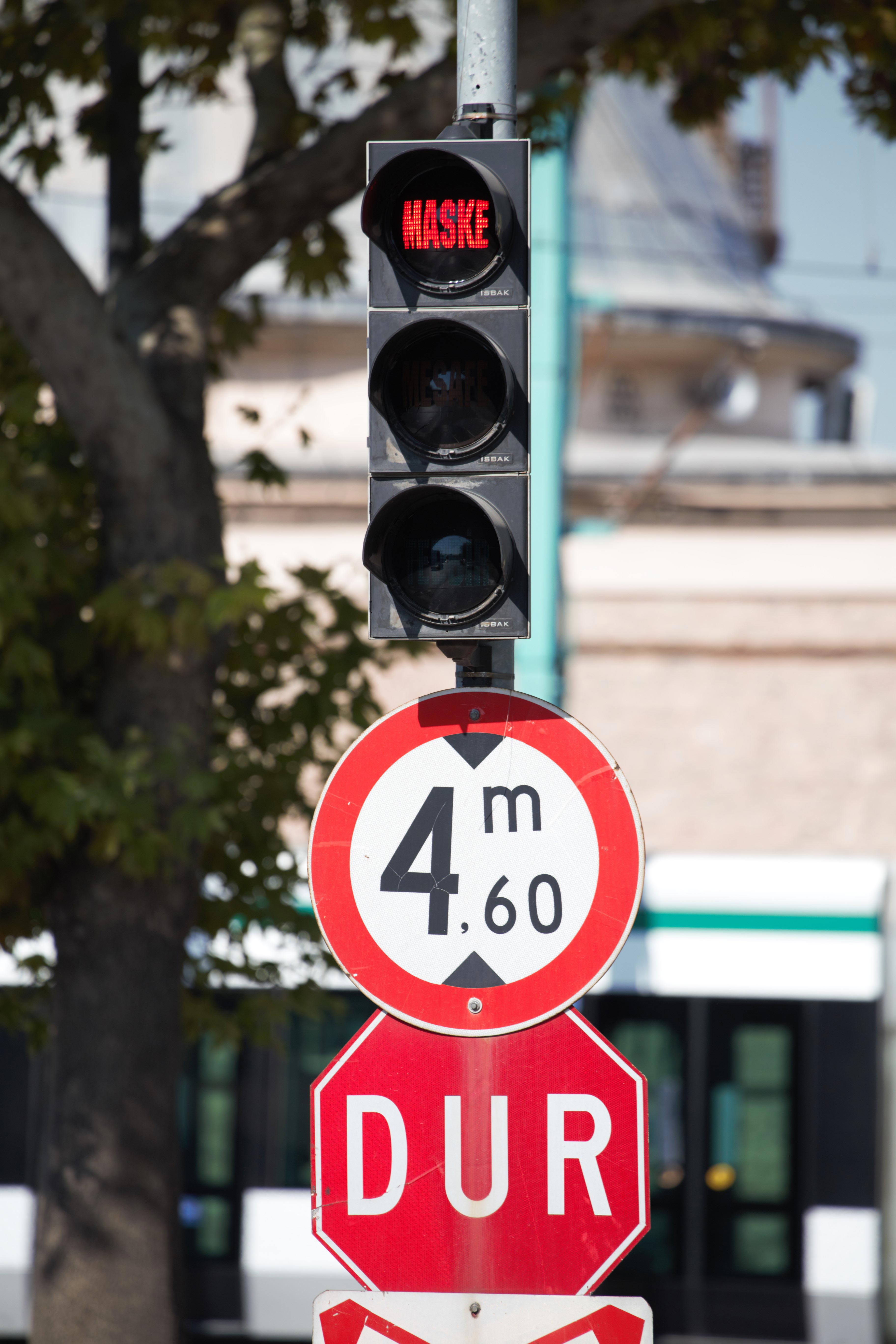 Büyükşehir Trafik Işıklarıyla Koronavirüse Karşı Uyarıyor