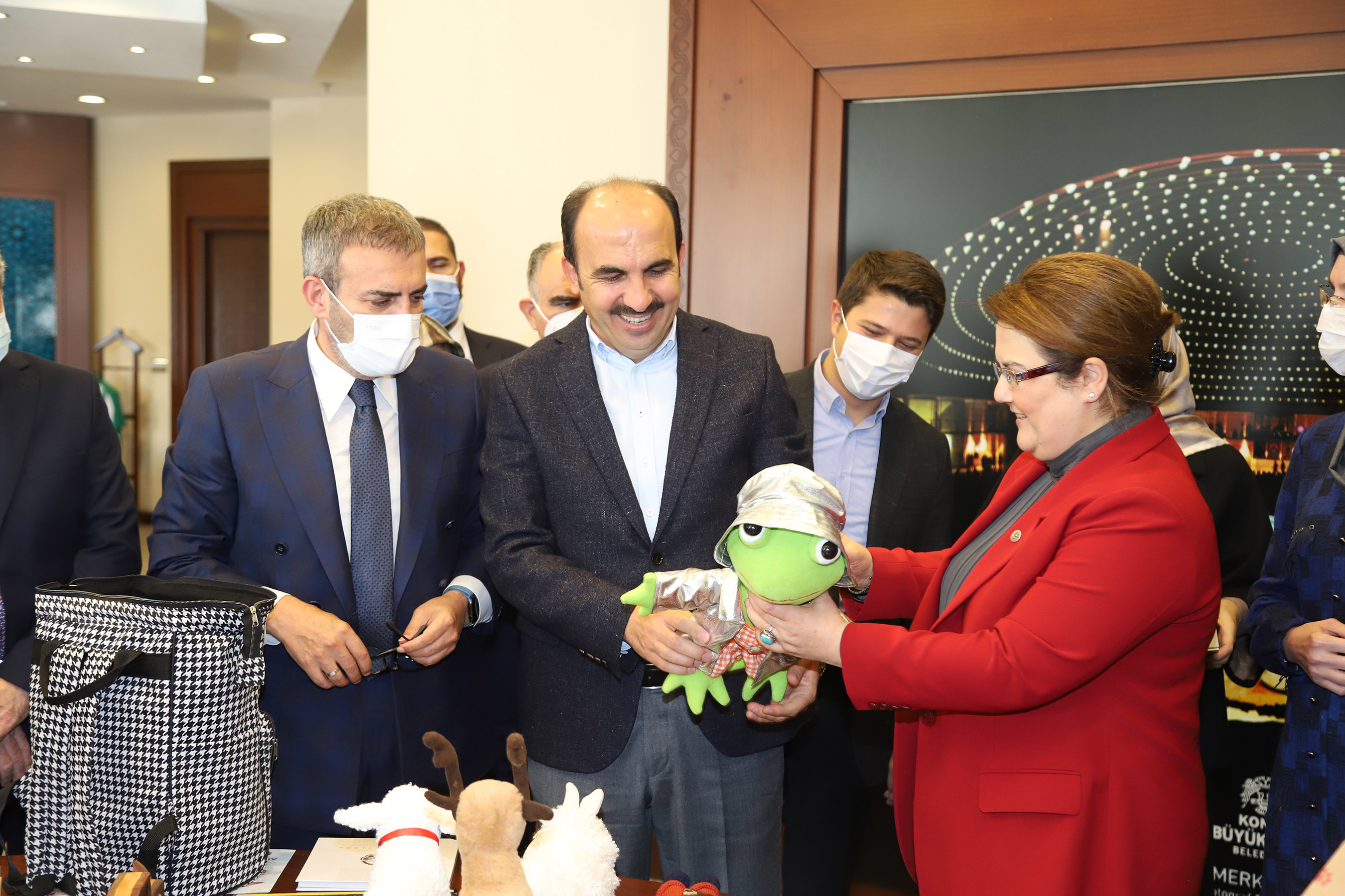 Aile Bakanı Yanık ve Mahir Ünal Başkan Altay'ı Ziyaret Etti