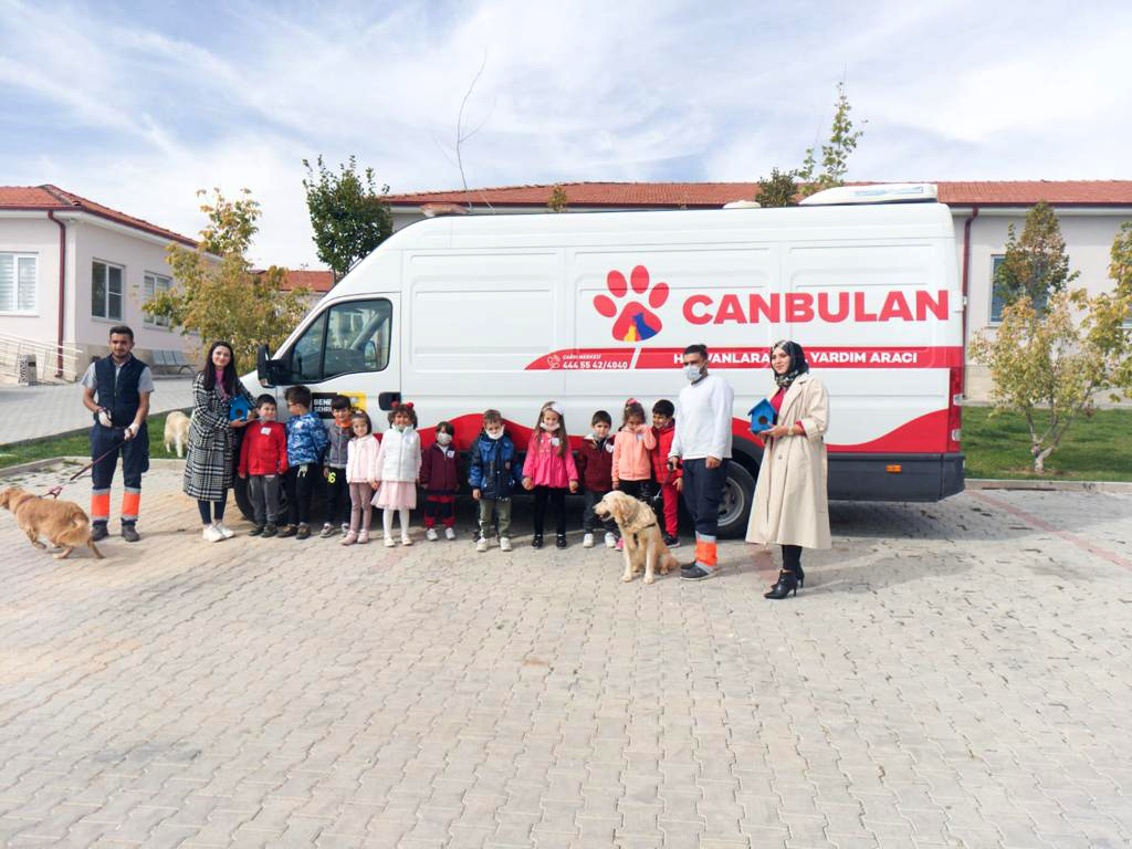 Öğrencilerden Büyükşehir Belediyesi Hayvan Barınağına Ziyaret