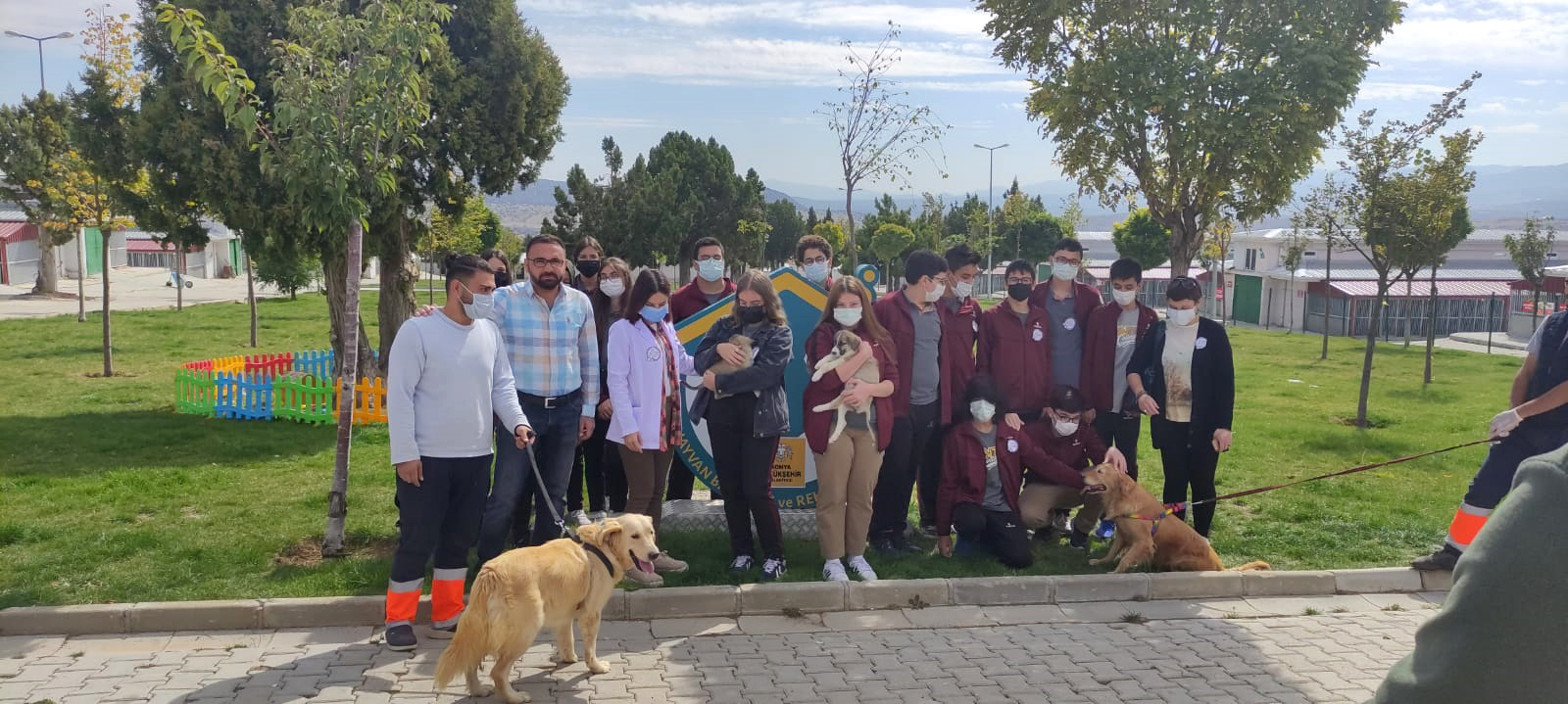 Öğrencilerden Büyükşehir Belediyesi Hayvan Barınağına Ziyaret