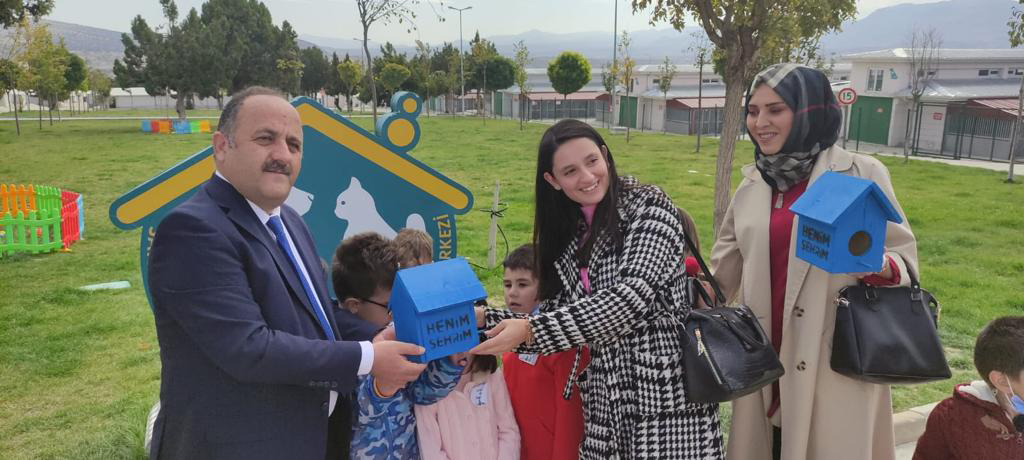 Öğrencilerden Büyükşehir Belediyesi Hayvan Barınağına Ziyaret