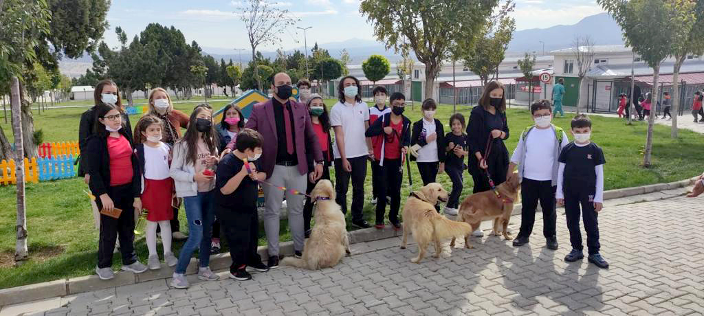 Öğrencilerden Büyükşehir Belediyesi Hayvan Barınağına Ziyaret