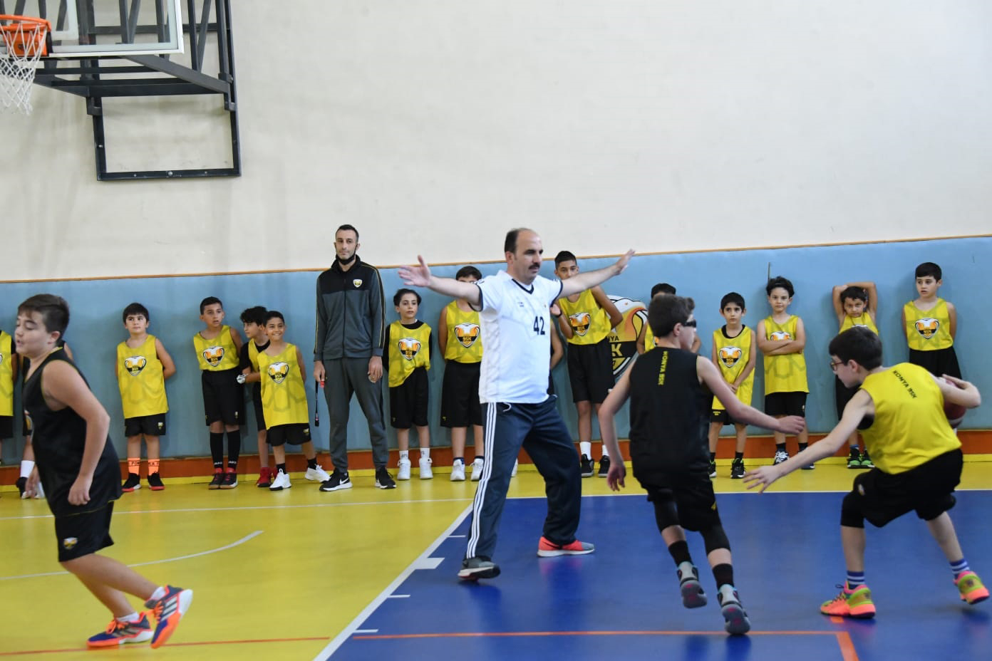 Başkan Altay Büyükşehir Belediyesporlu Genç Basketbolcularla Buluştu