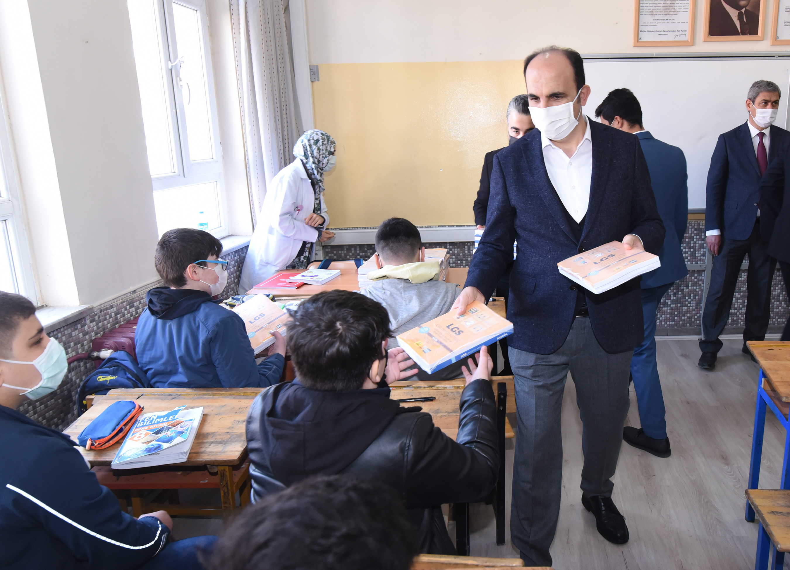 Büyükşehir'den 8. Sınıf Öğrencilerine LGS Çalışma Kitabı 