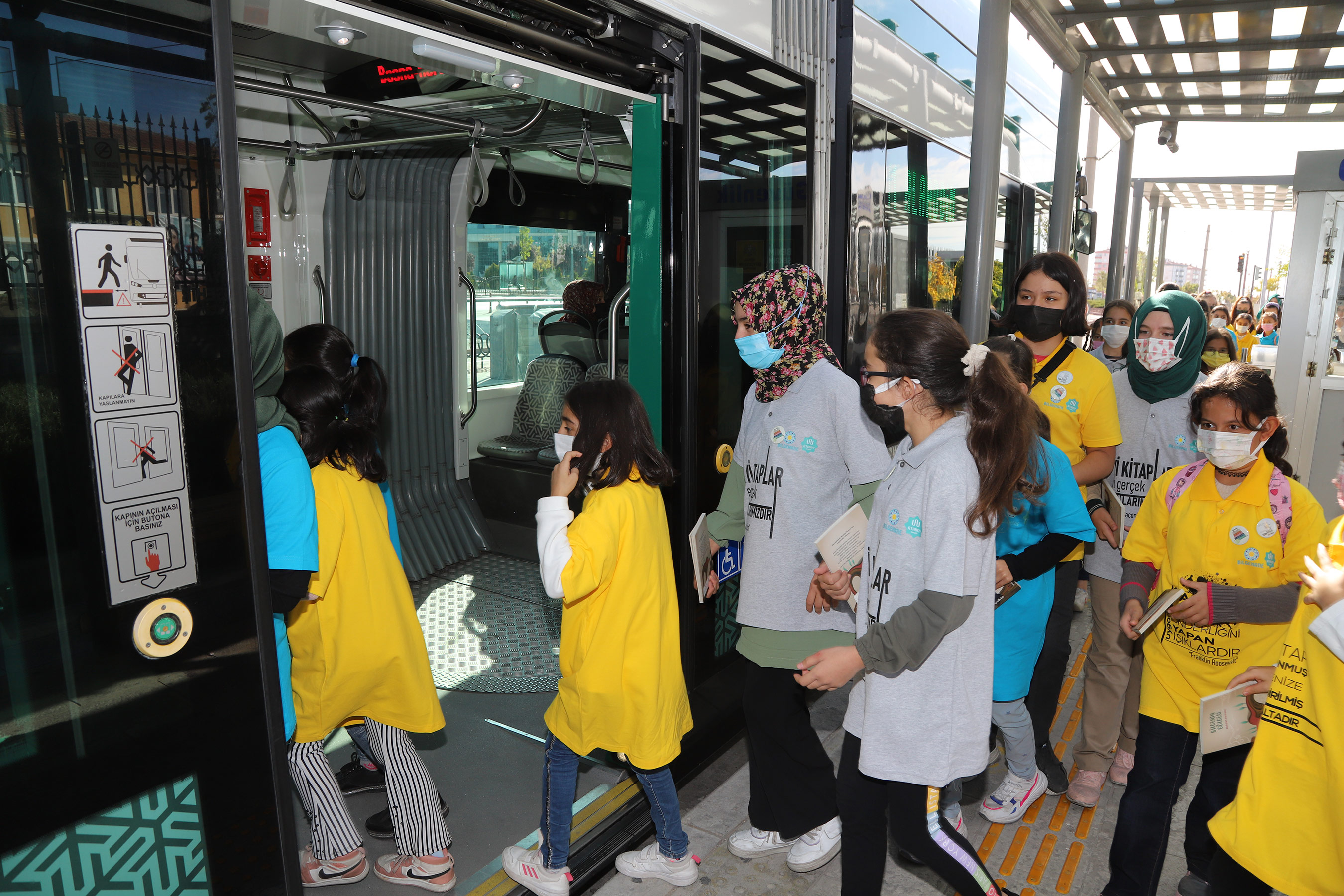 Bilgehane Öğrencilerinden Tramvayda Kitap Sürprizi 
