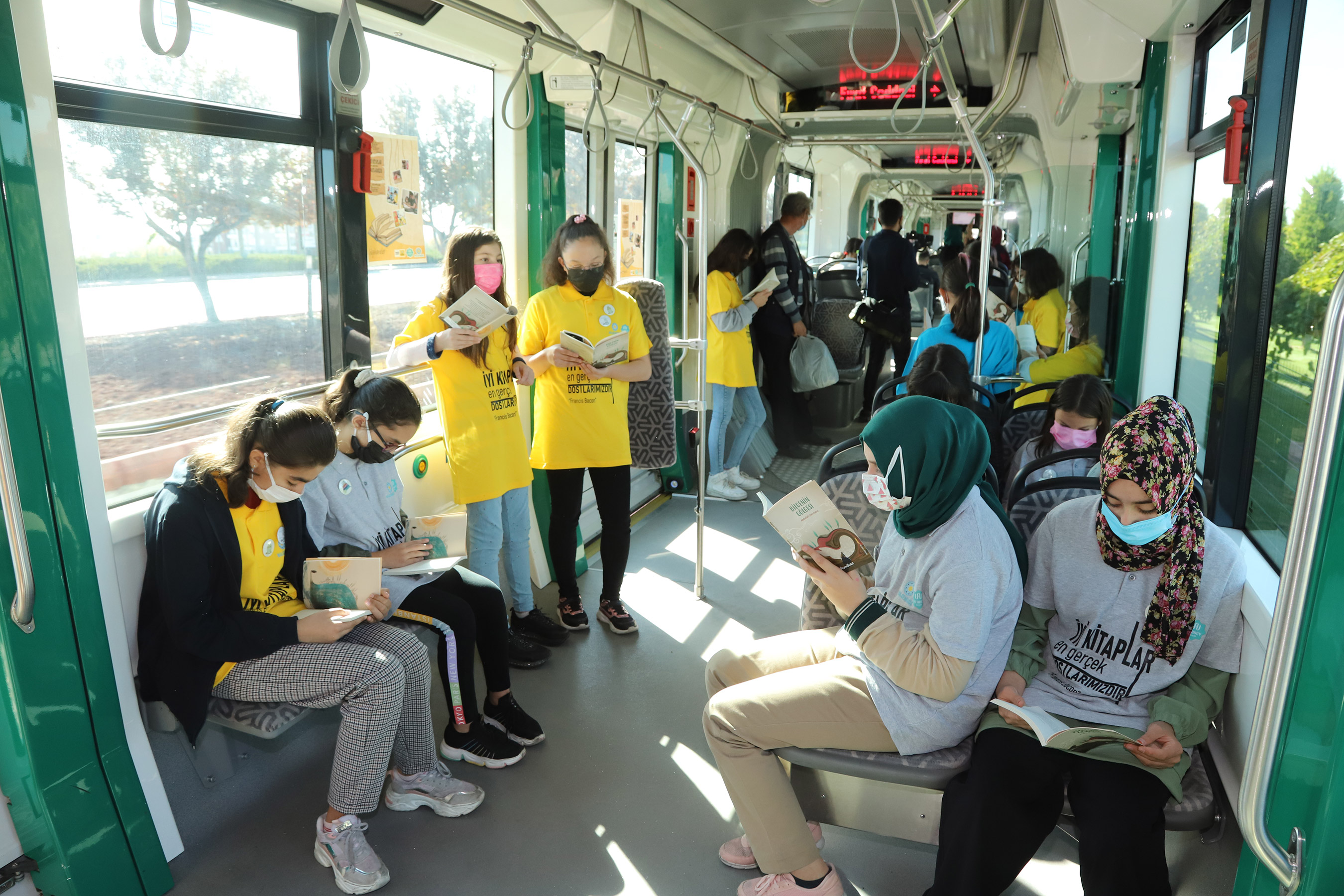 Bilgehane Öğrencilerinden Tramvayda Kitap Sürprizi 