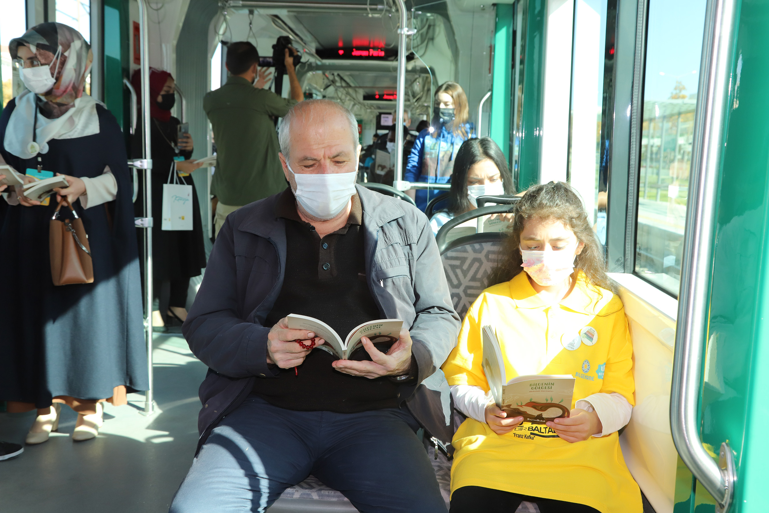 Bilgehane Öğrencilerinden Tramvayda Kitap Sürprizi 