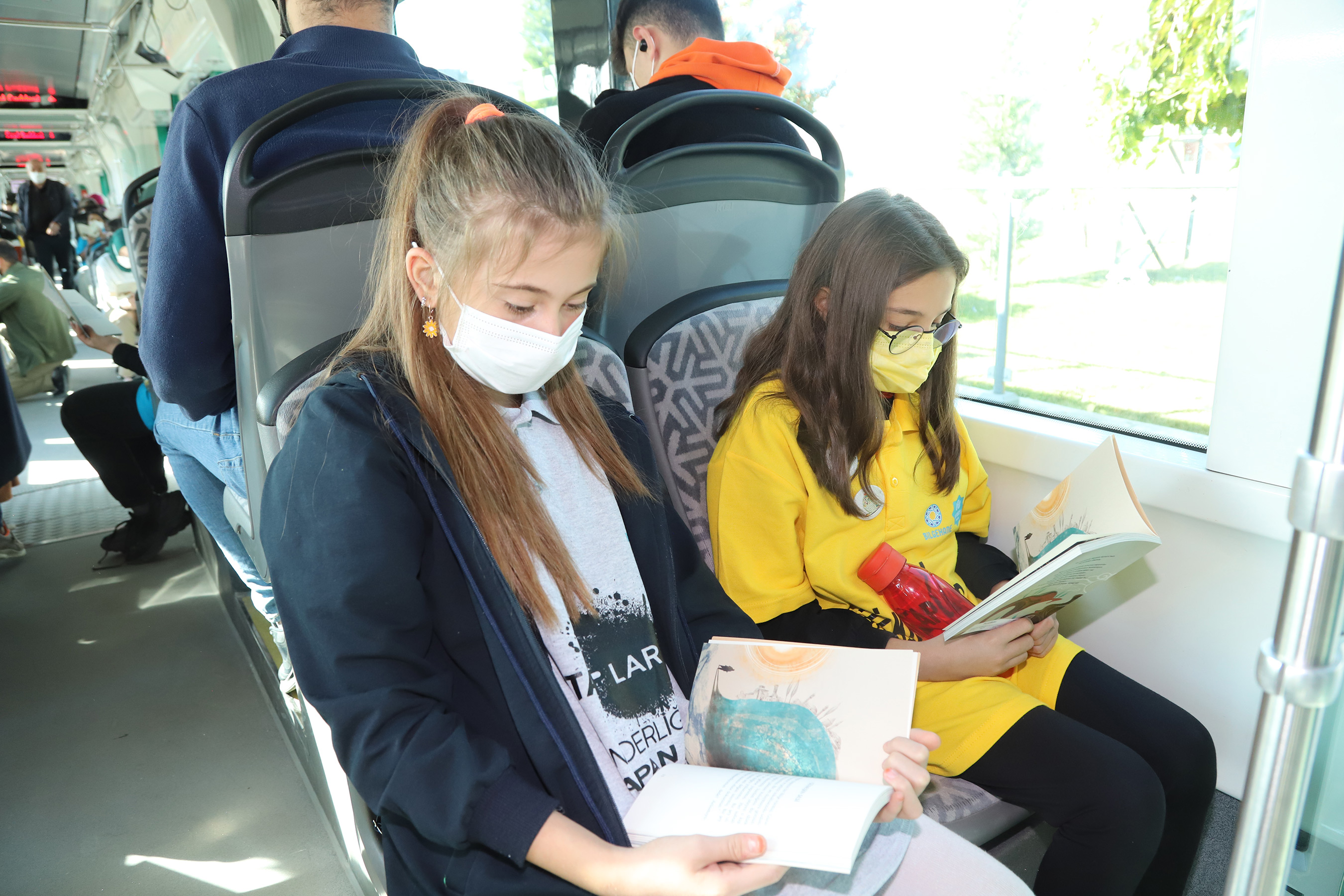 Bilgehane Öğrencilerinden Tramvayda Kitap Sürprizi 