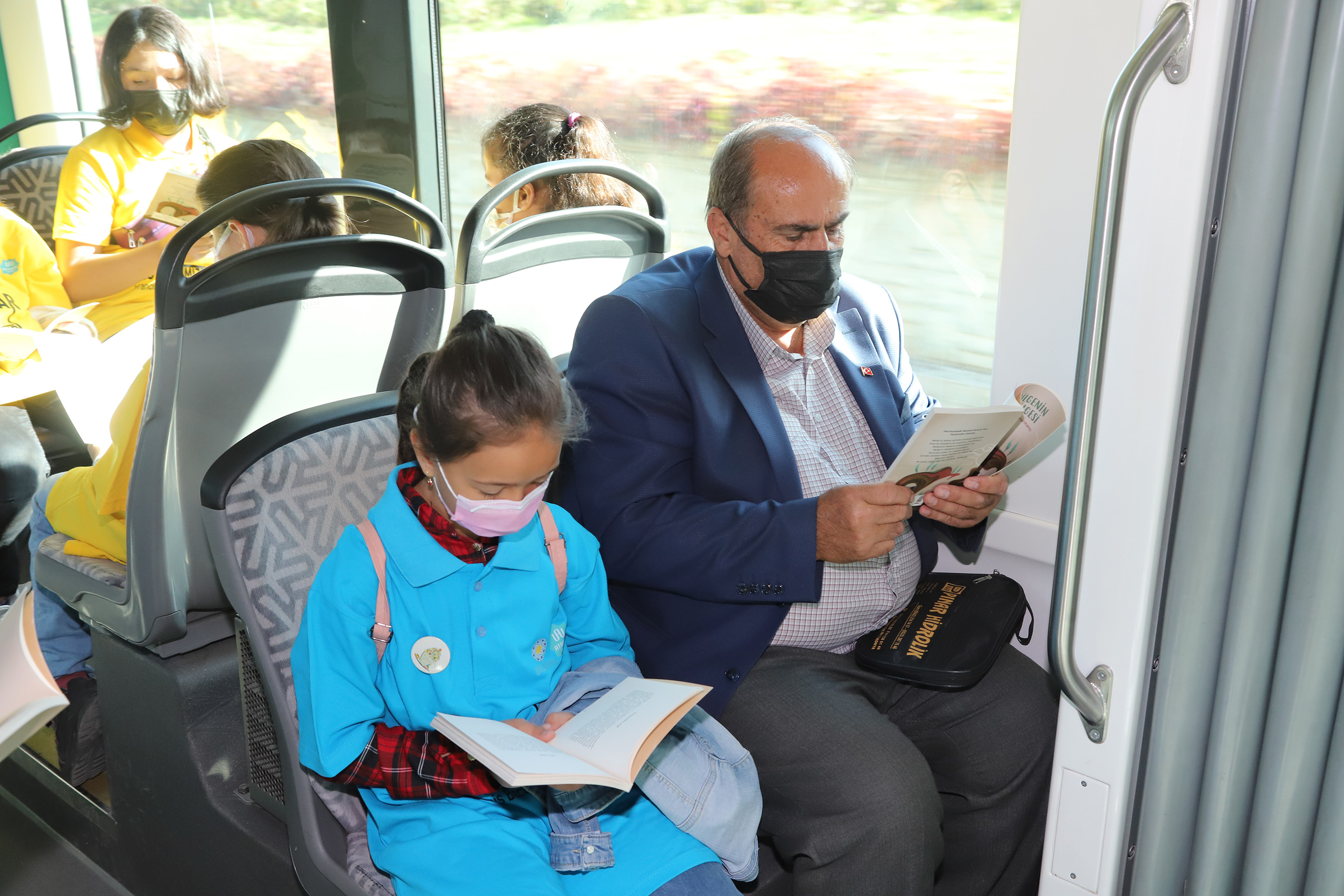 Bilgehane Öğrencilerinden Tramvayda Kitap Sürprizi 