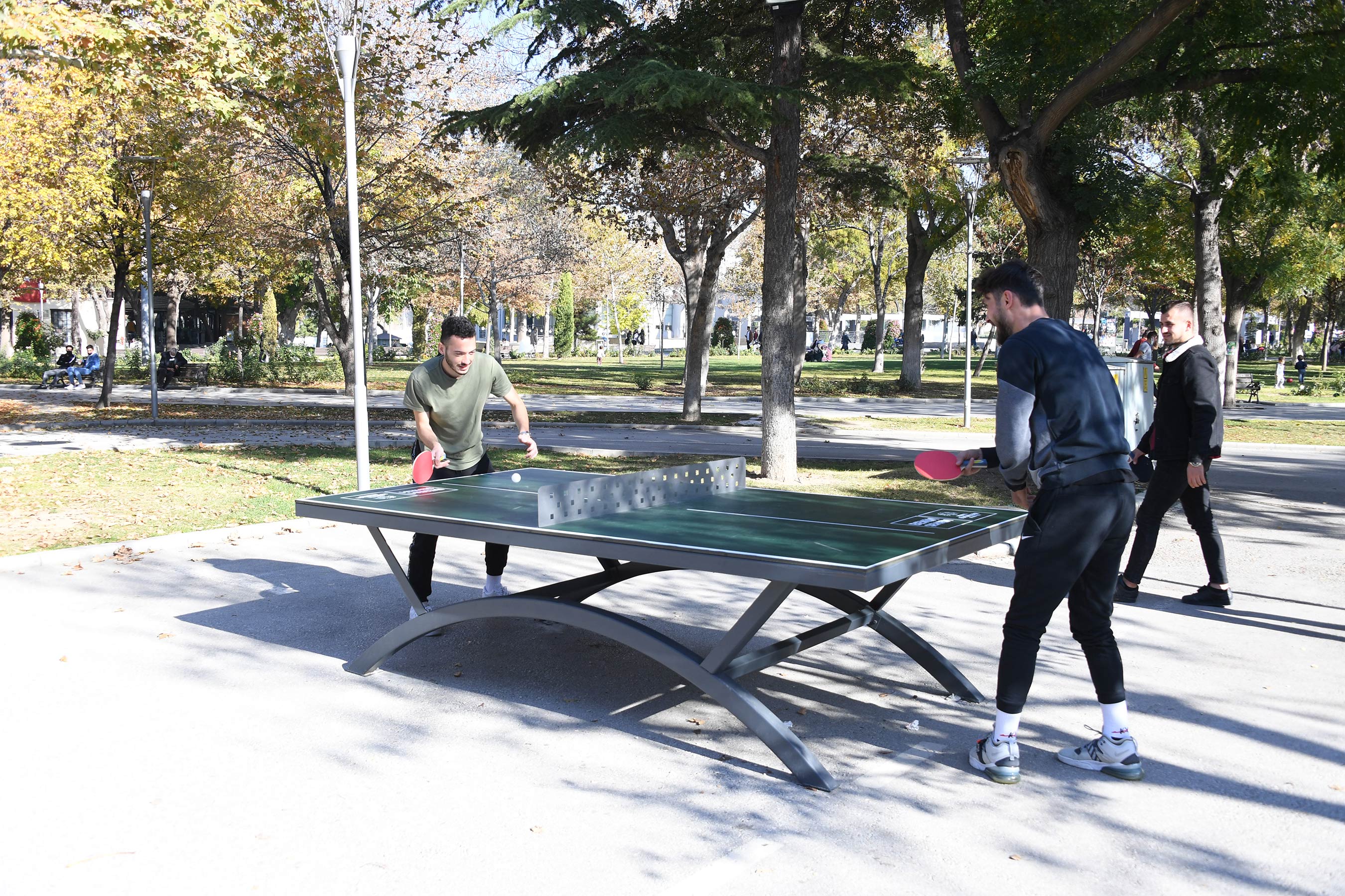 Parklarda 'Masa Tenisi' Zamanı 