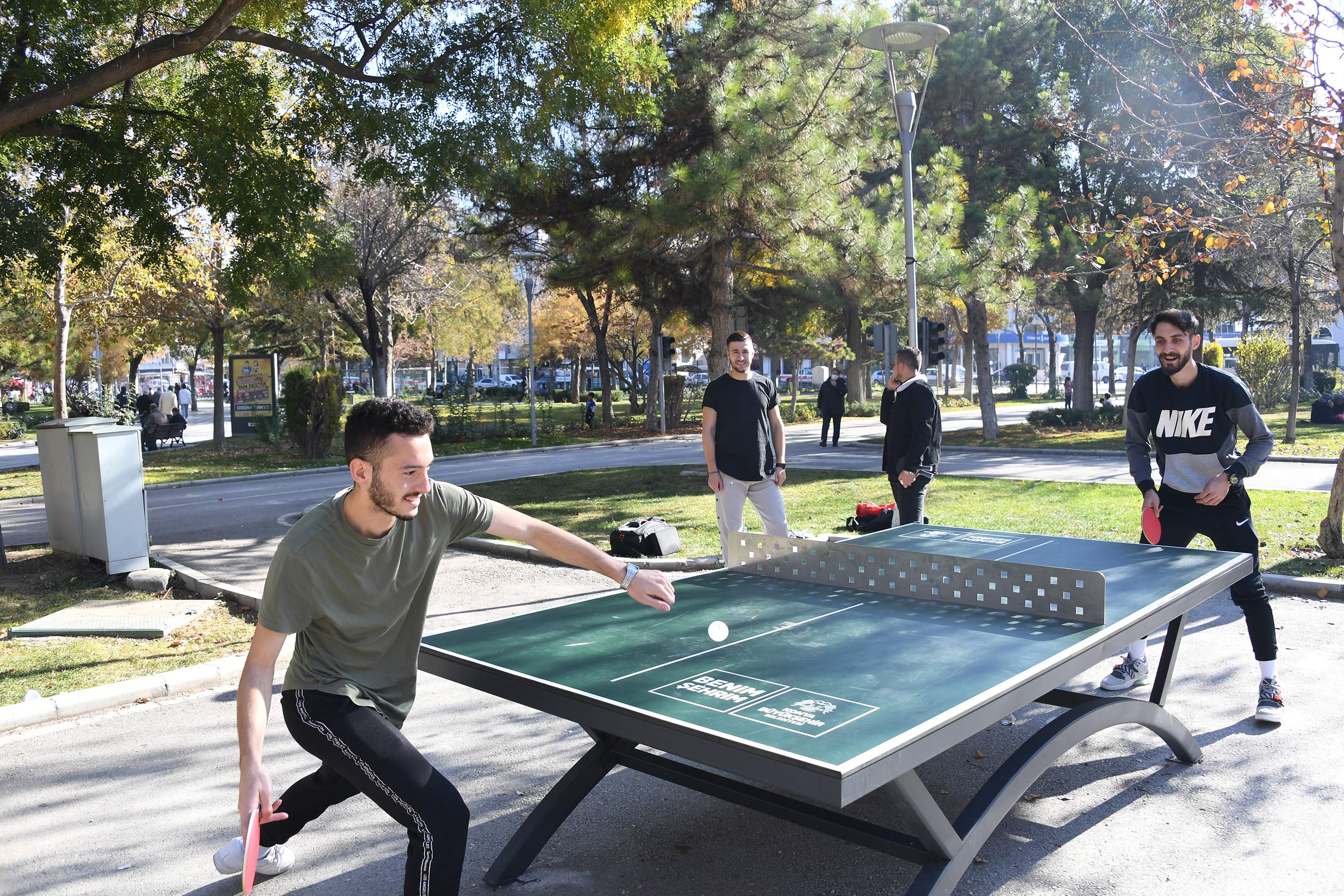 Parklarda 'Masa Tenisi' Zamanı 