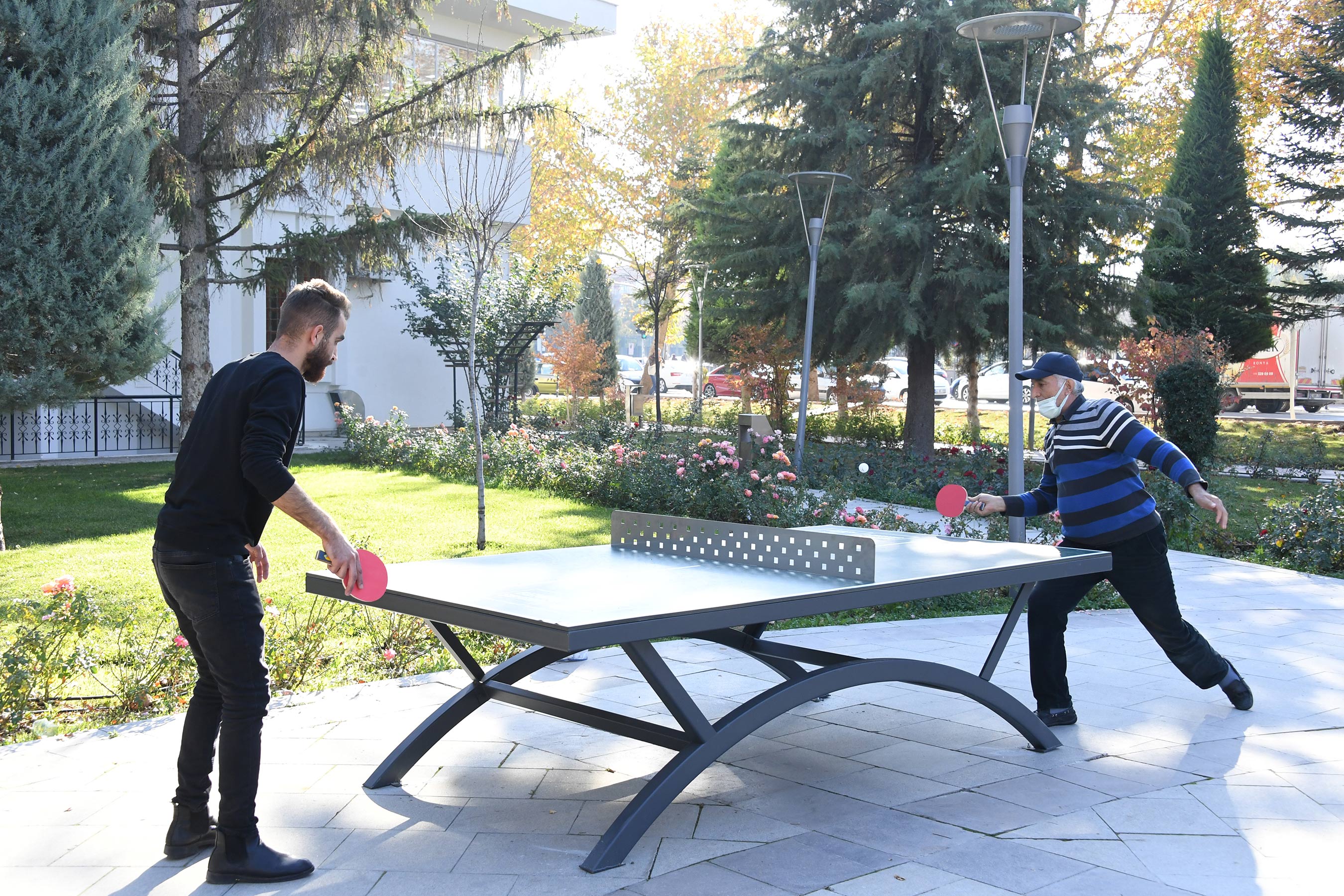 Parklarda 'Masa Tenisi' Zamanı 