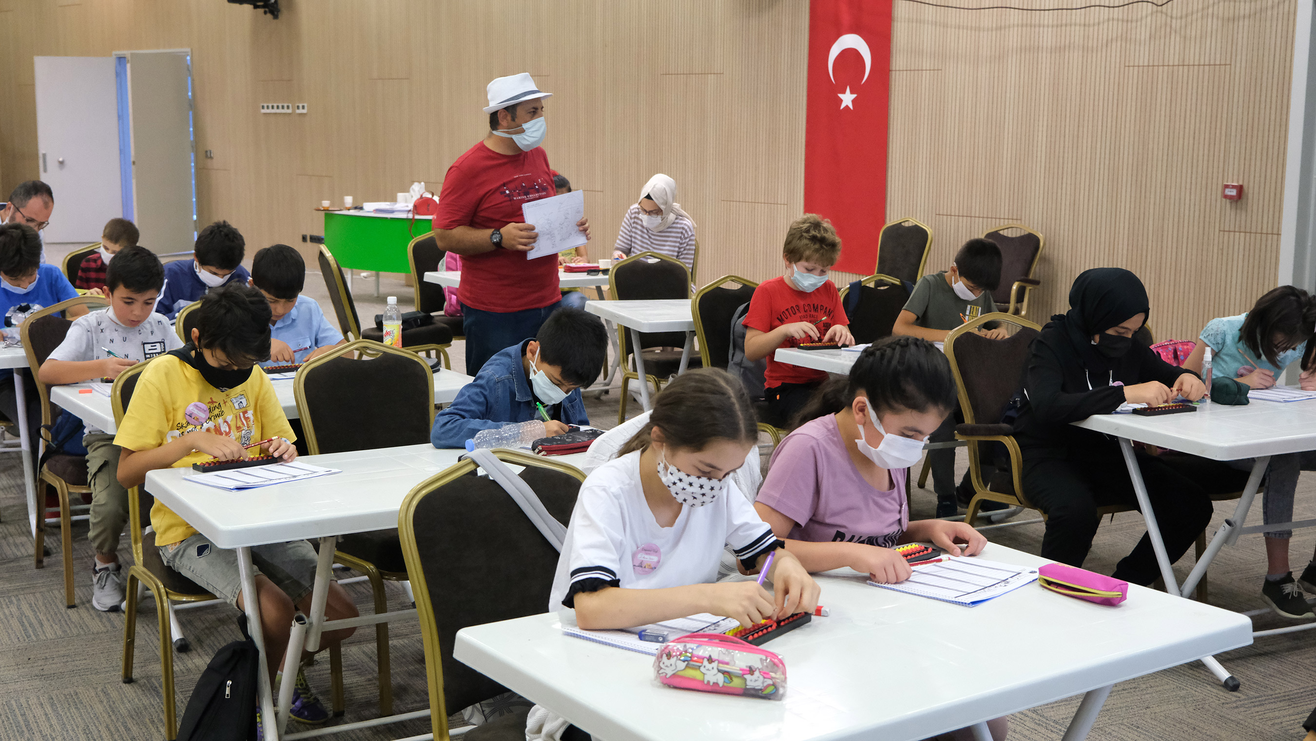 Başkan Altay Bilim Merkezinde Yaz Kampına Katılan Öğrencilerle Buluştu