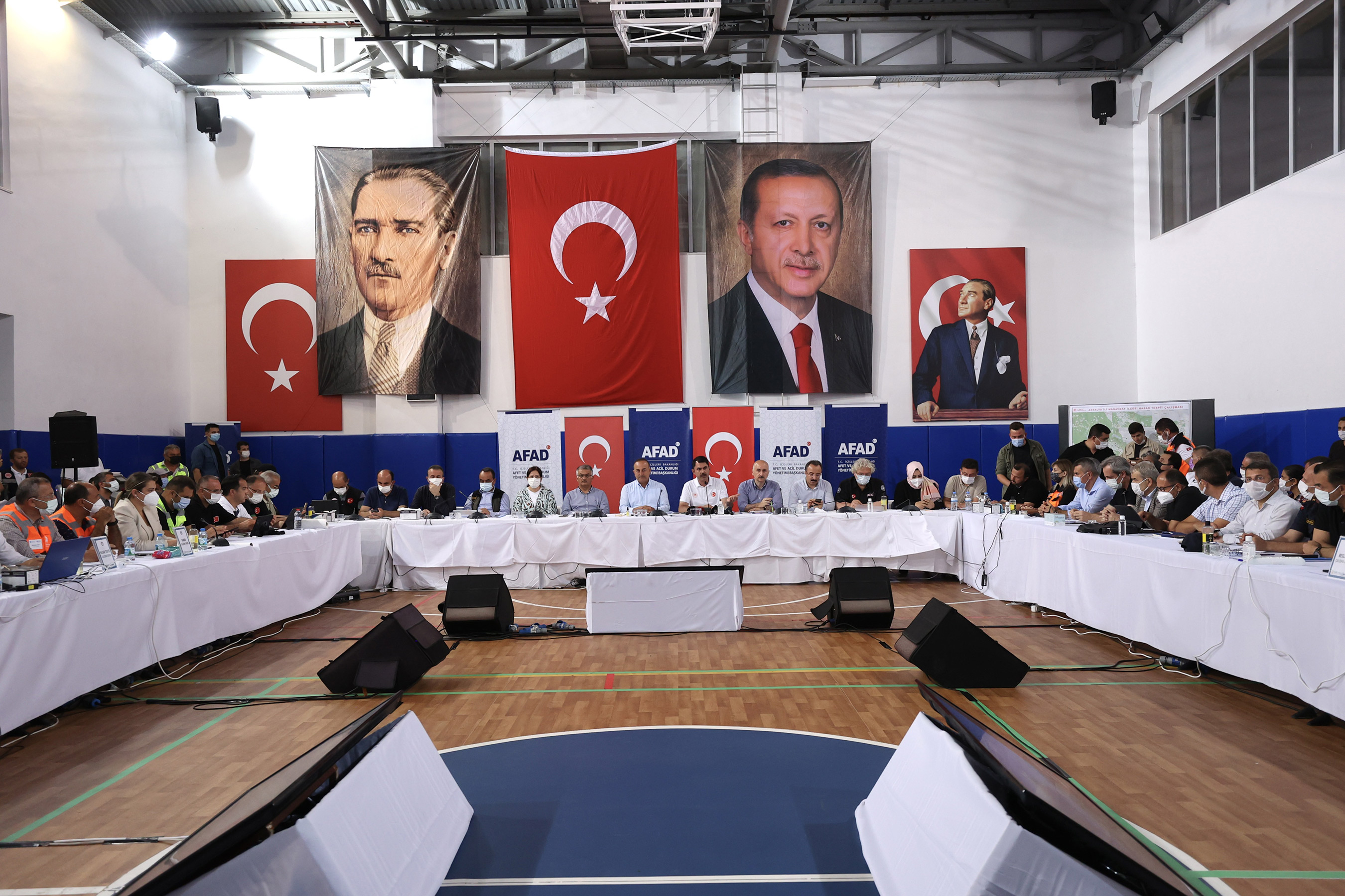 Bakan Kurum ve Başkan Altay Manavgat'ta Yangın Bölgesini Ziyaret Etti