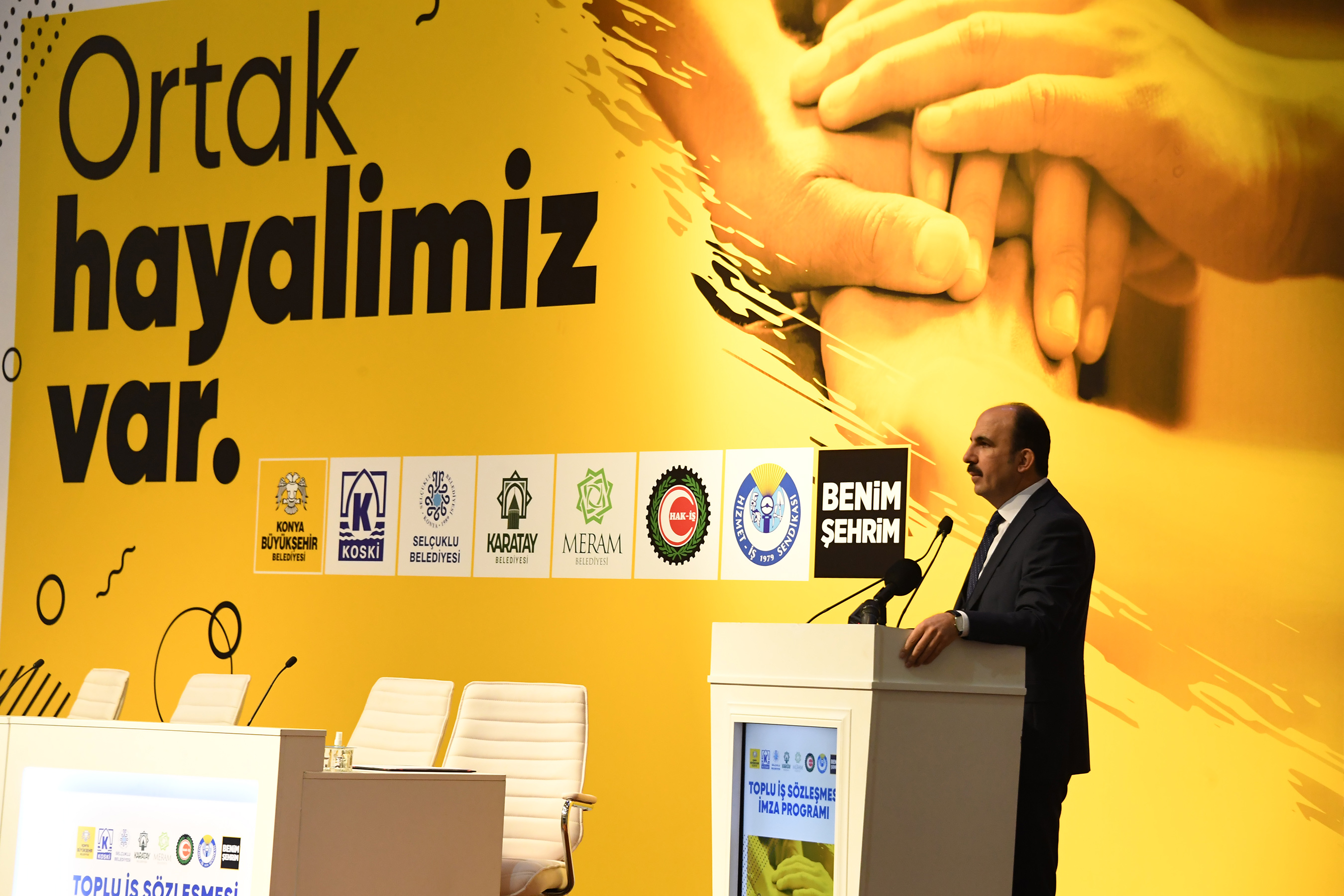 Belediye İşçilerinin Sözleşme Sevinci