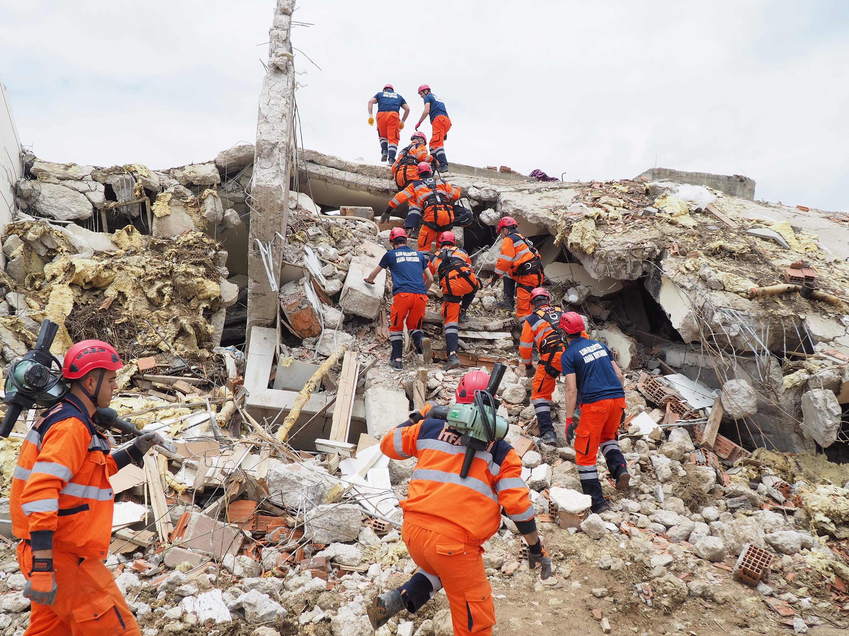 Konya Büyükşehir İtfaiyesi'nden Nefes Kesen Deprem Tatbikatı 