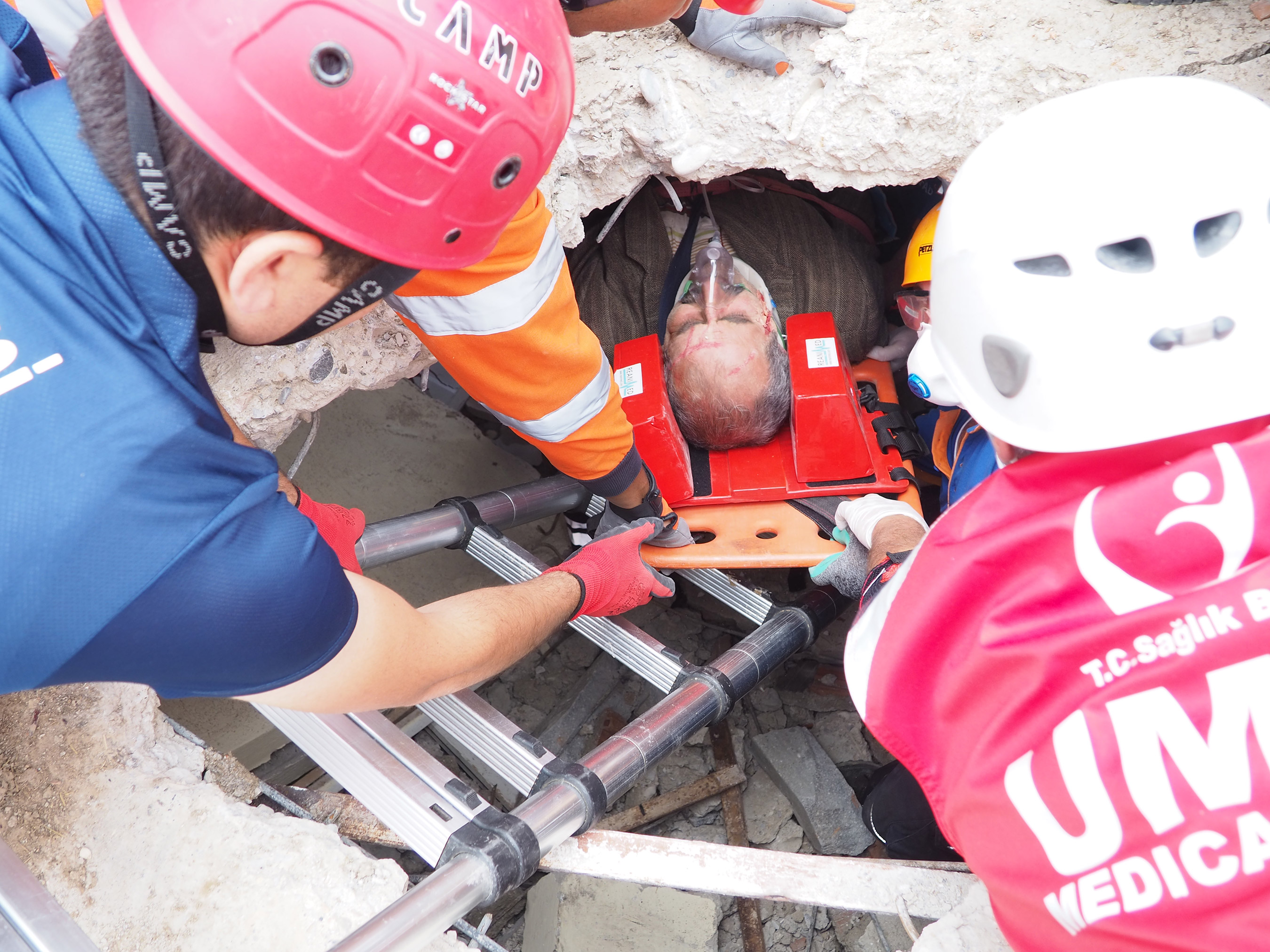 Konya Büyükşehir İtfaiyesi'nden Nefes Kesen Deprem Tatbikatı 