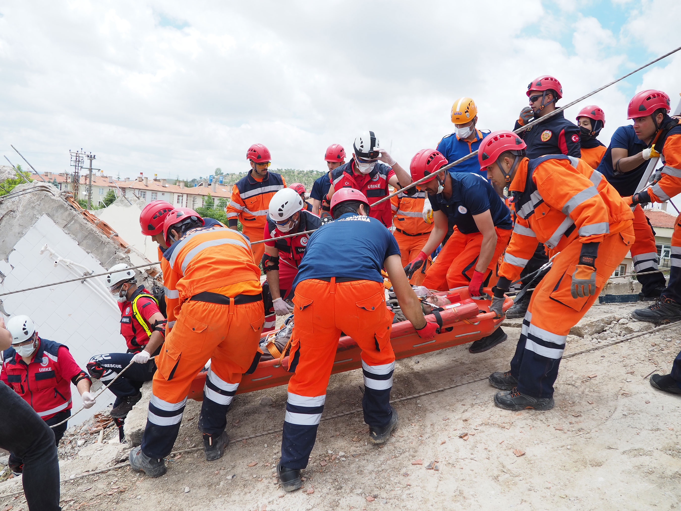 Konya Büyükşehir İtfaiyesi'nden Nefes Kesen Deprem Tatbikatı 