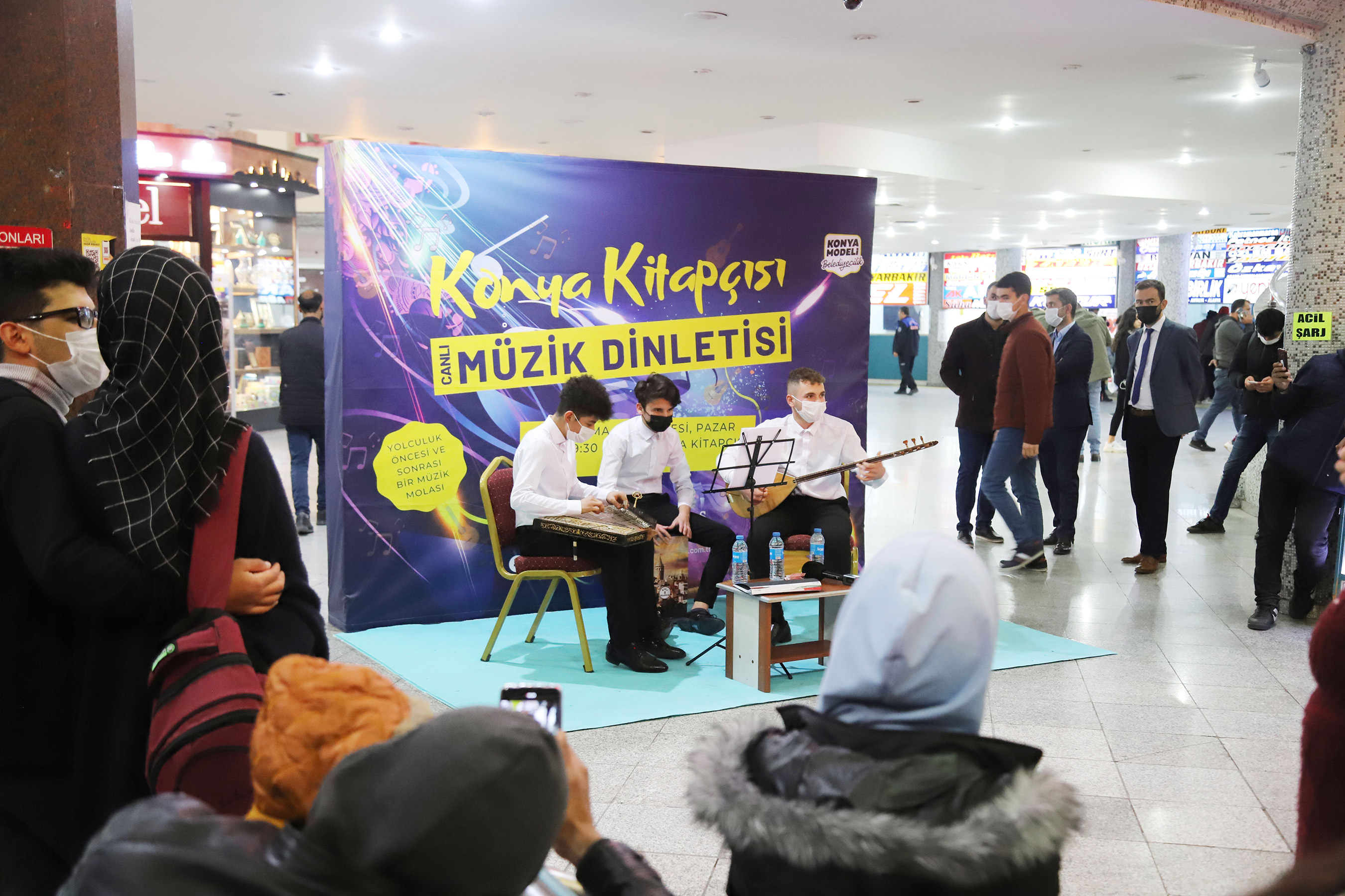 Konya Büyükşehir Otogara Gelen Yolcuları Canlı Müzikle Karşılıyor