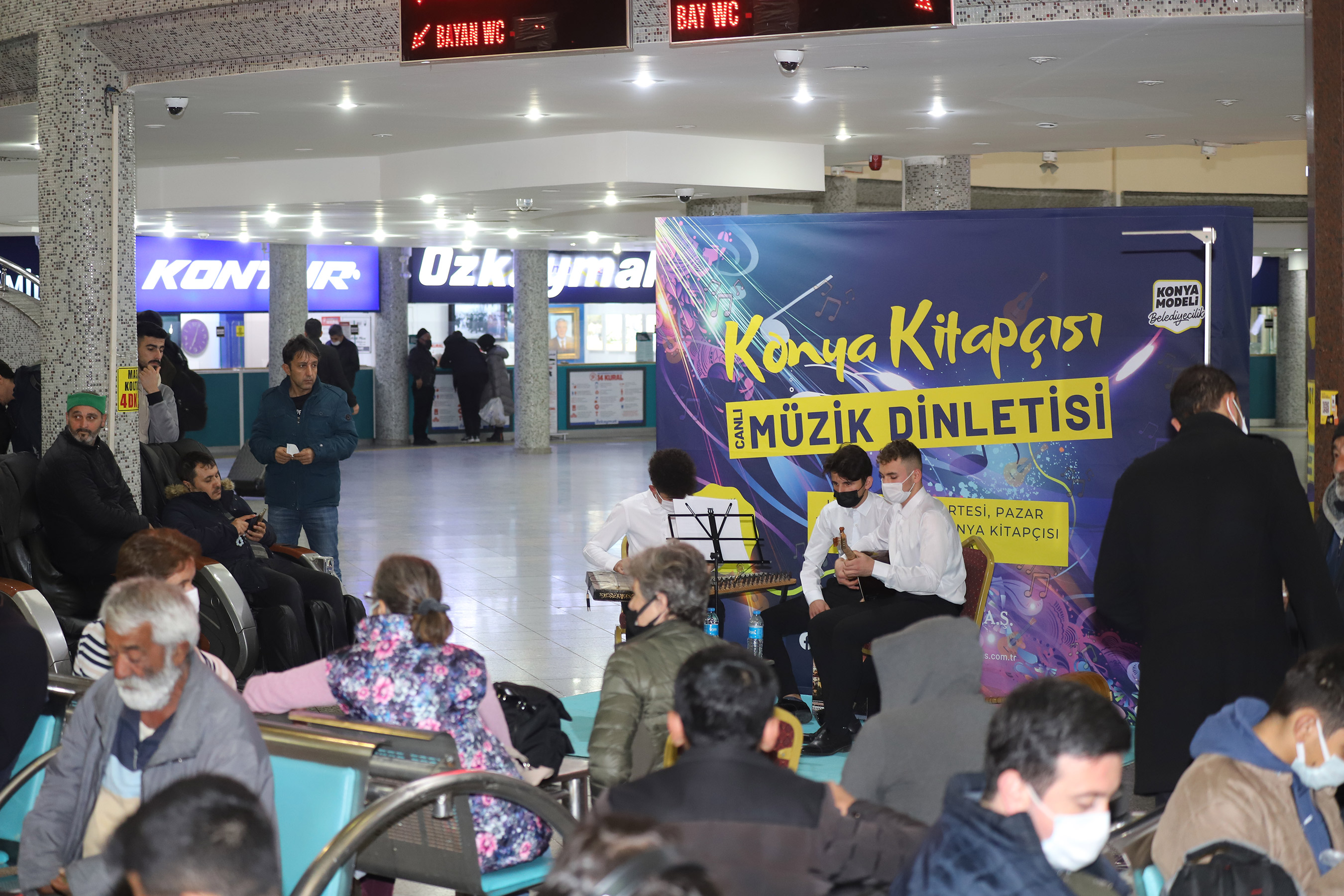 Konya Büyükşehir Otogara Gelen Yolcuları Canlı Müzikle Karşılıyor