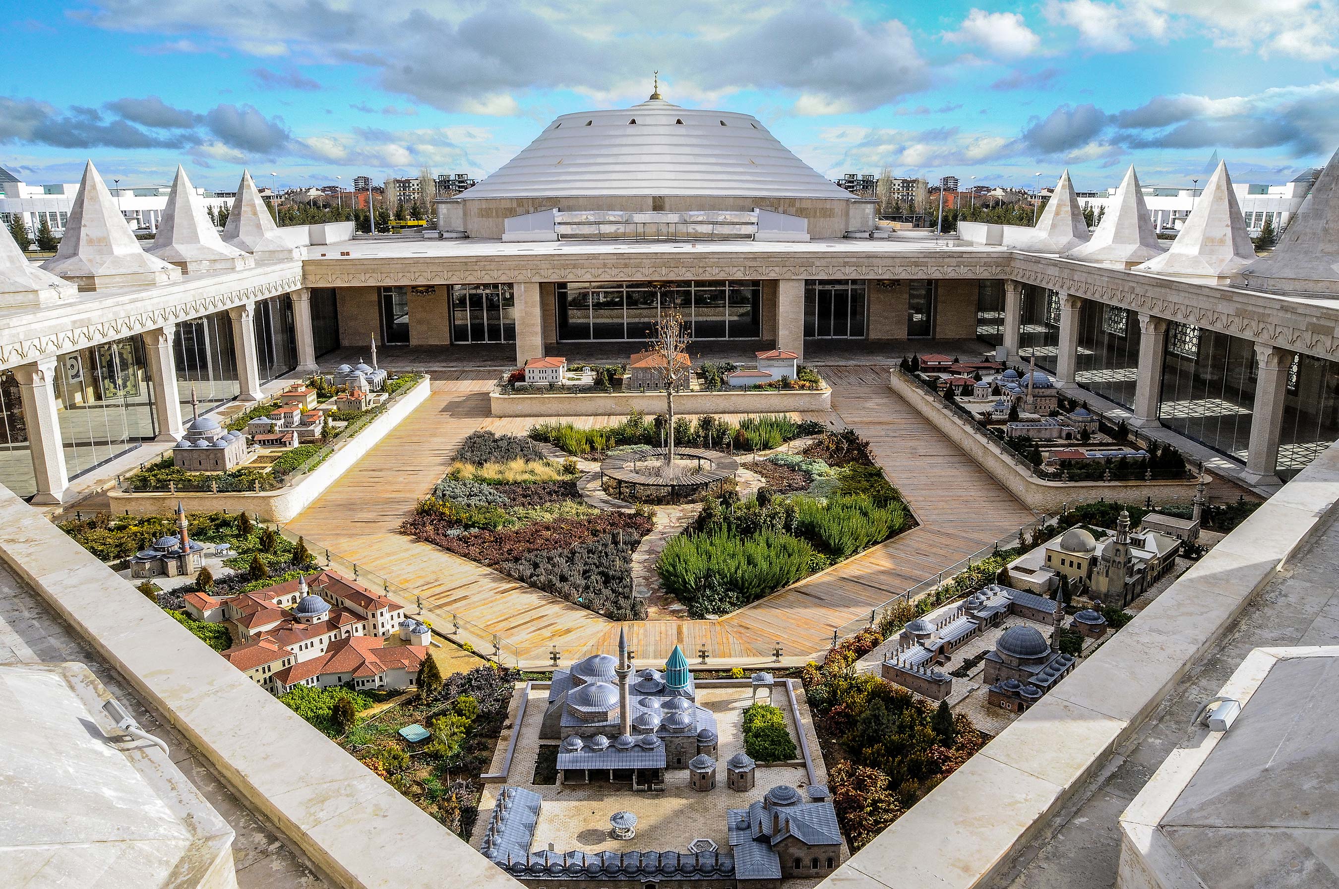 Konya Panorama Müzesi Mevlana Dostlarıyla Dolup Taşıyor