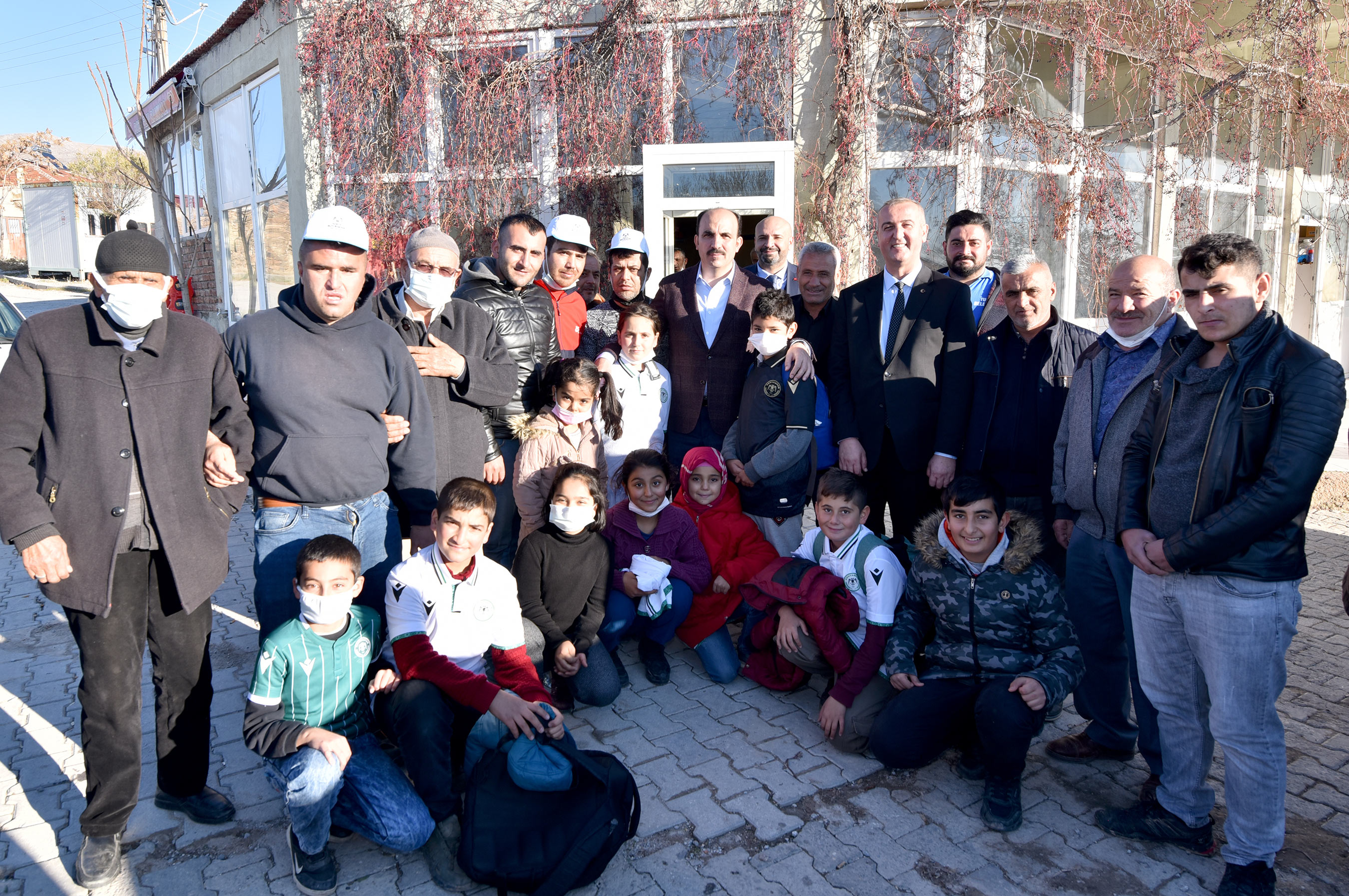 Başkan Altay Çeltik ve Yunak'ın Mahallelerinde Vatandaşlarla Buluştu 