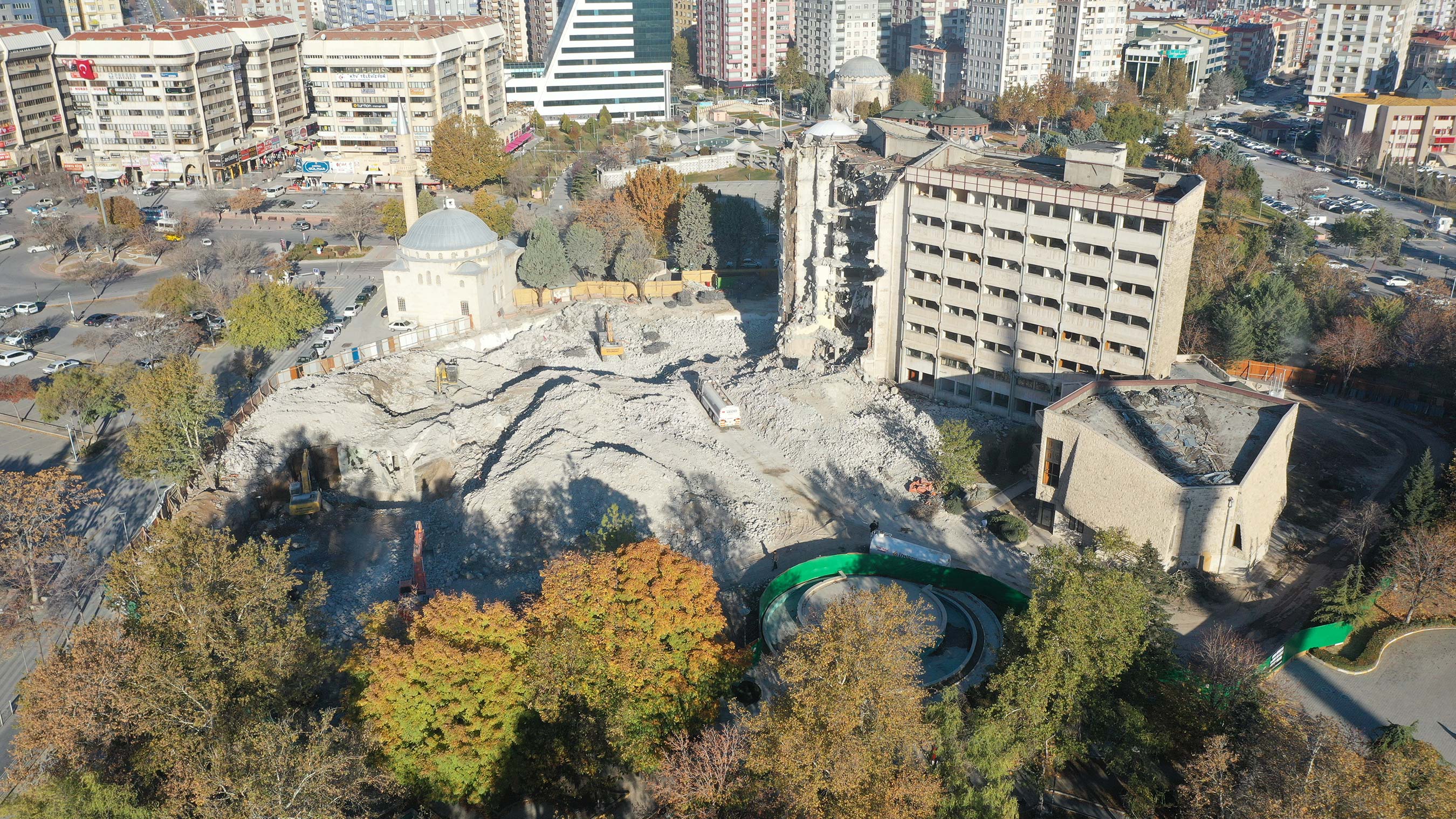 Depreme Dayanıklı Olmayan Eski Belediye Binasında Yıkım Çalışmaları Sürüyor