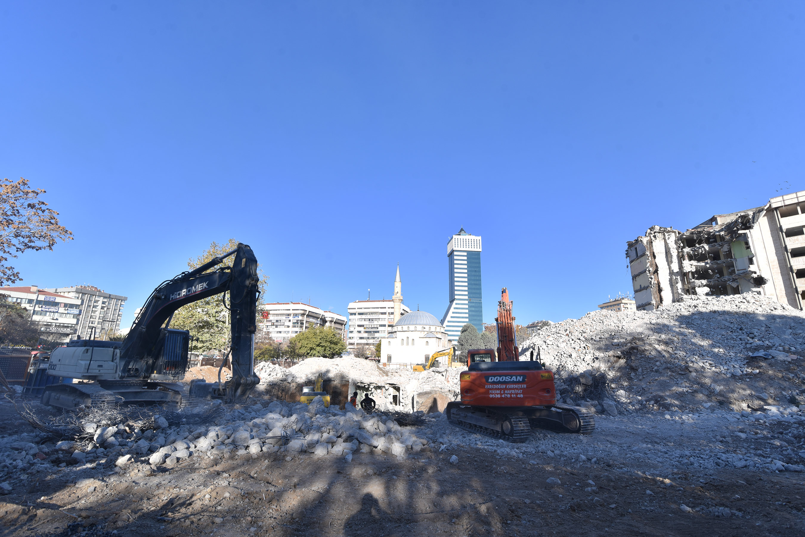 Depreme Dayanıklı Olmayan Eski Belediye Binasında Yıkım Çalışmaları Sürüyor
