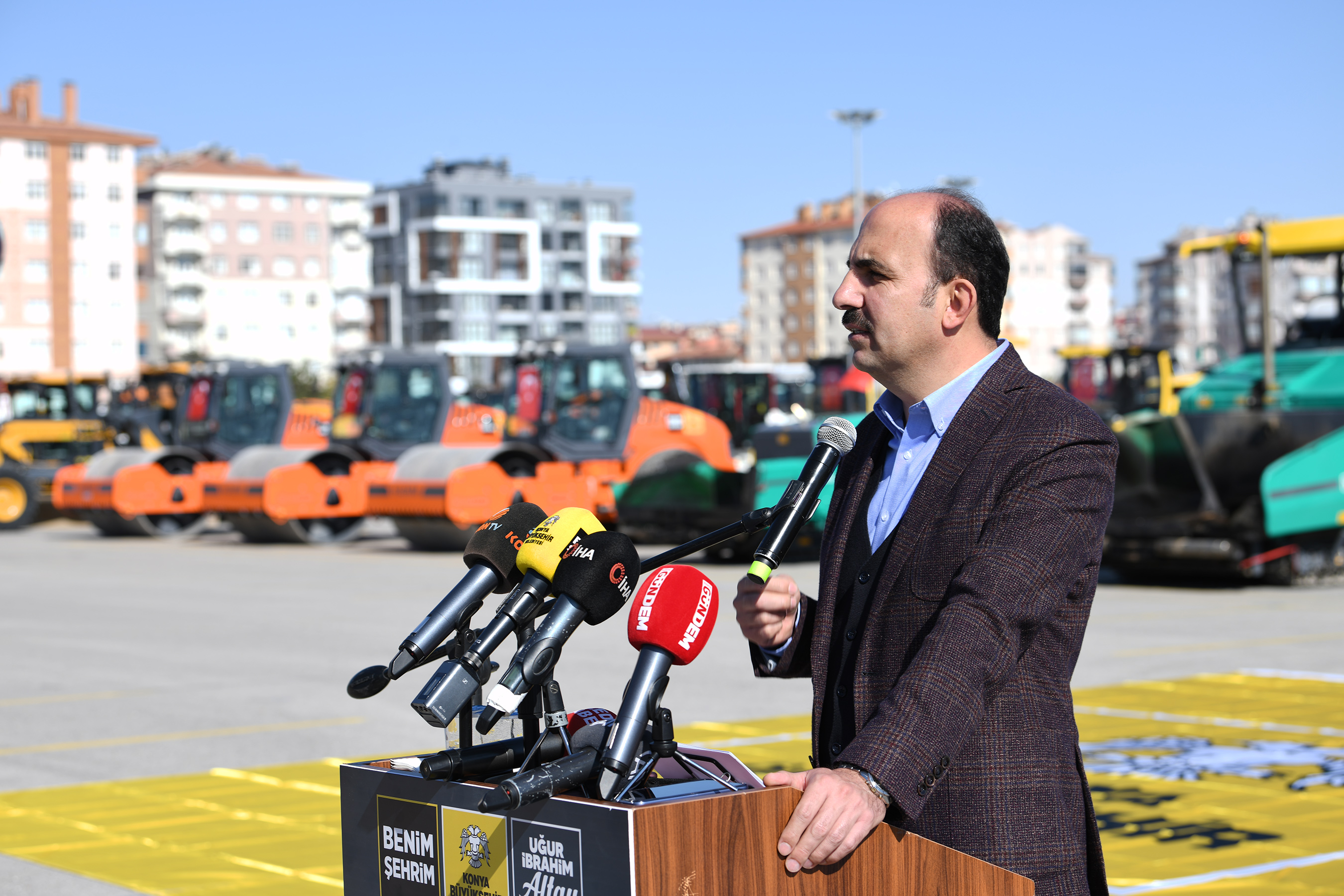 Başkan Altay Öz Kaynakla 664 Milyon Liraya Alınan 288 Aracın Tanıtımını Yaptı