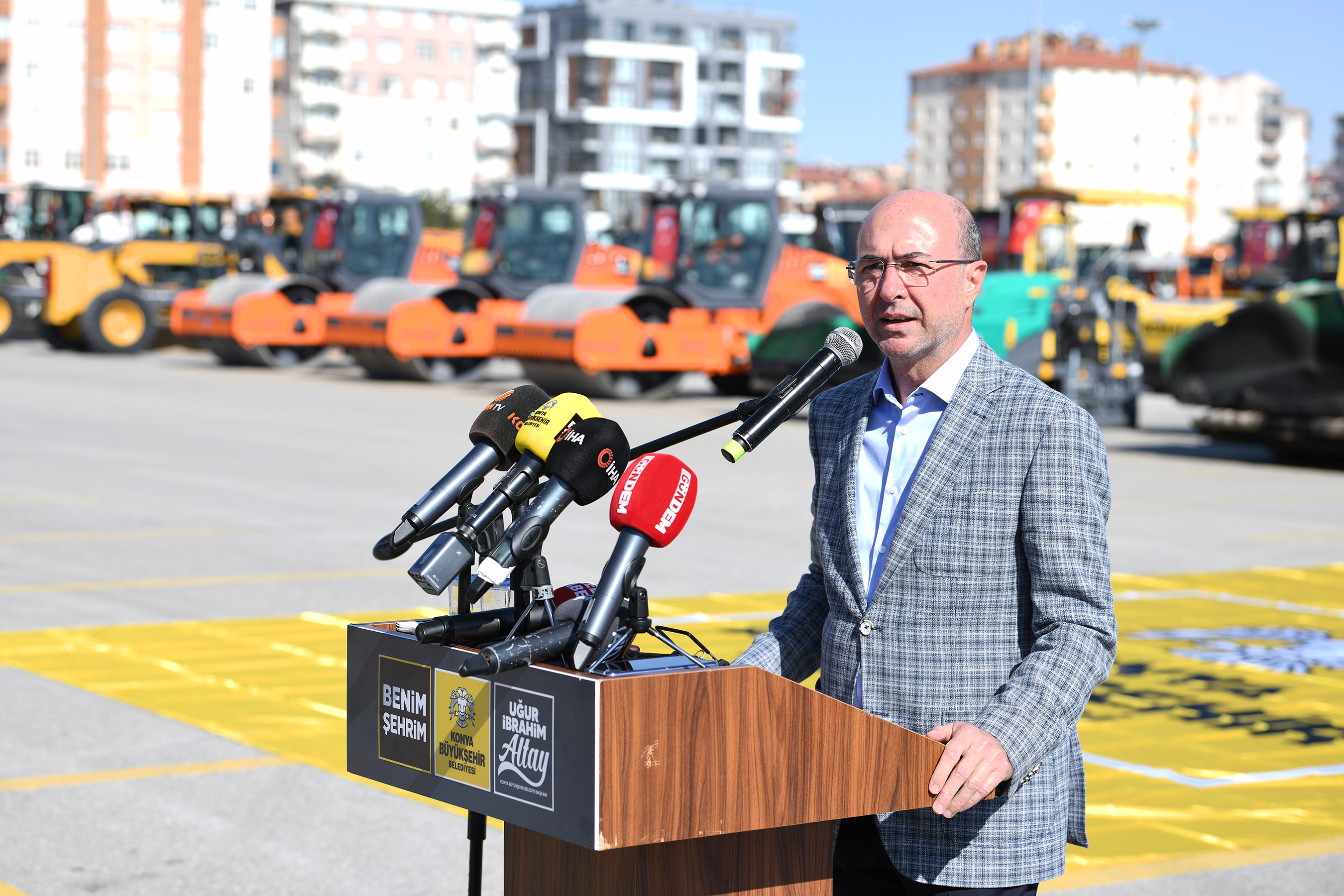 Başkan Altay Öz Kaynakla 664 Milyon Liraya Alınan 288 Aracın Tanıtımını Yaptı