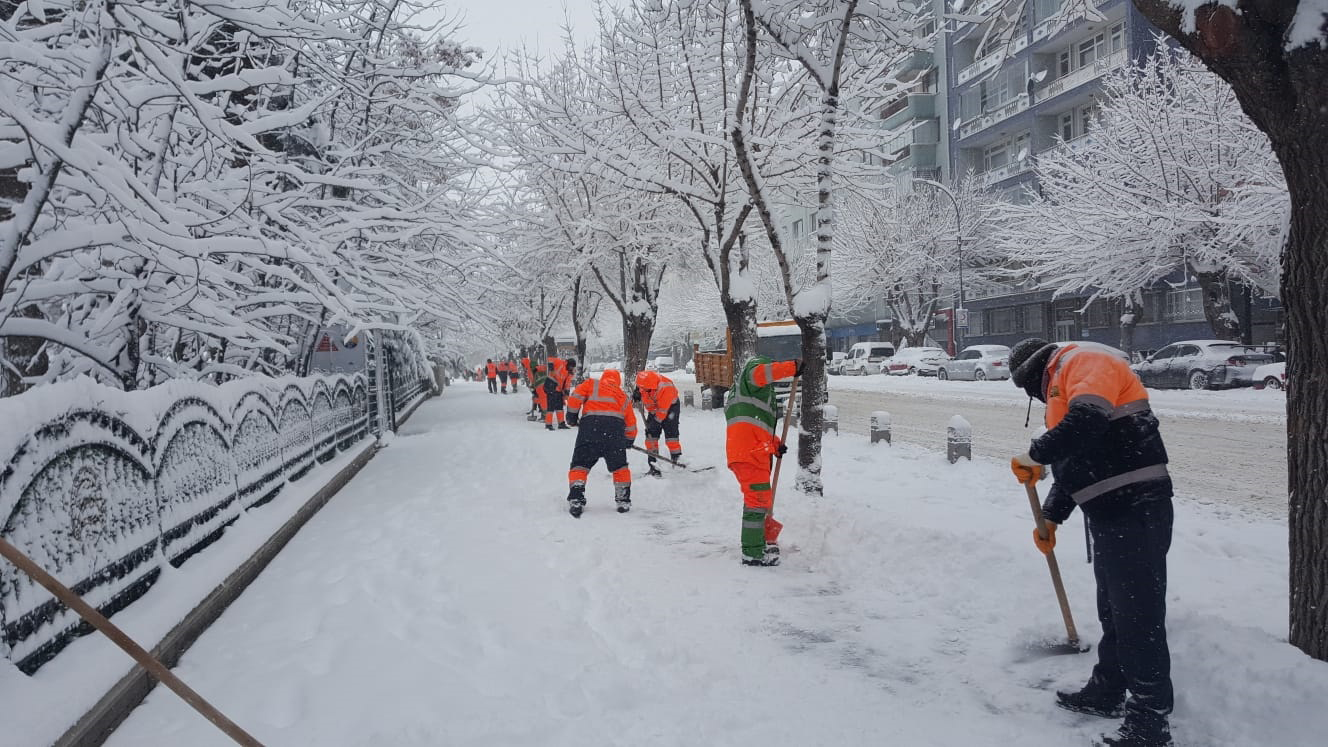 Konya Büyükşehir 31 İlçede Yolları Açık Tutmak İçin Yoğun Mesai Harcıyor