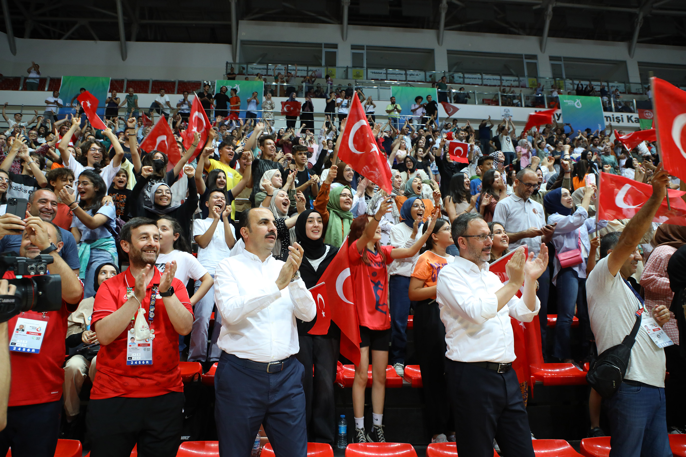 Bakan Kasapoğlu ve Başkan Altay Voleybol Milli Takımının Sevincine Ortak Oldu