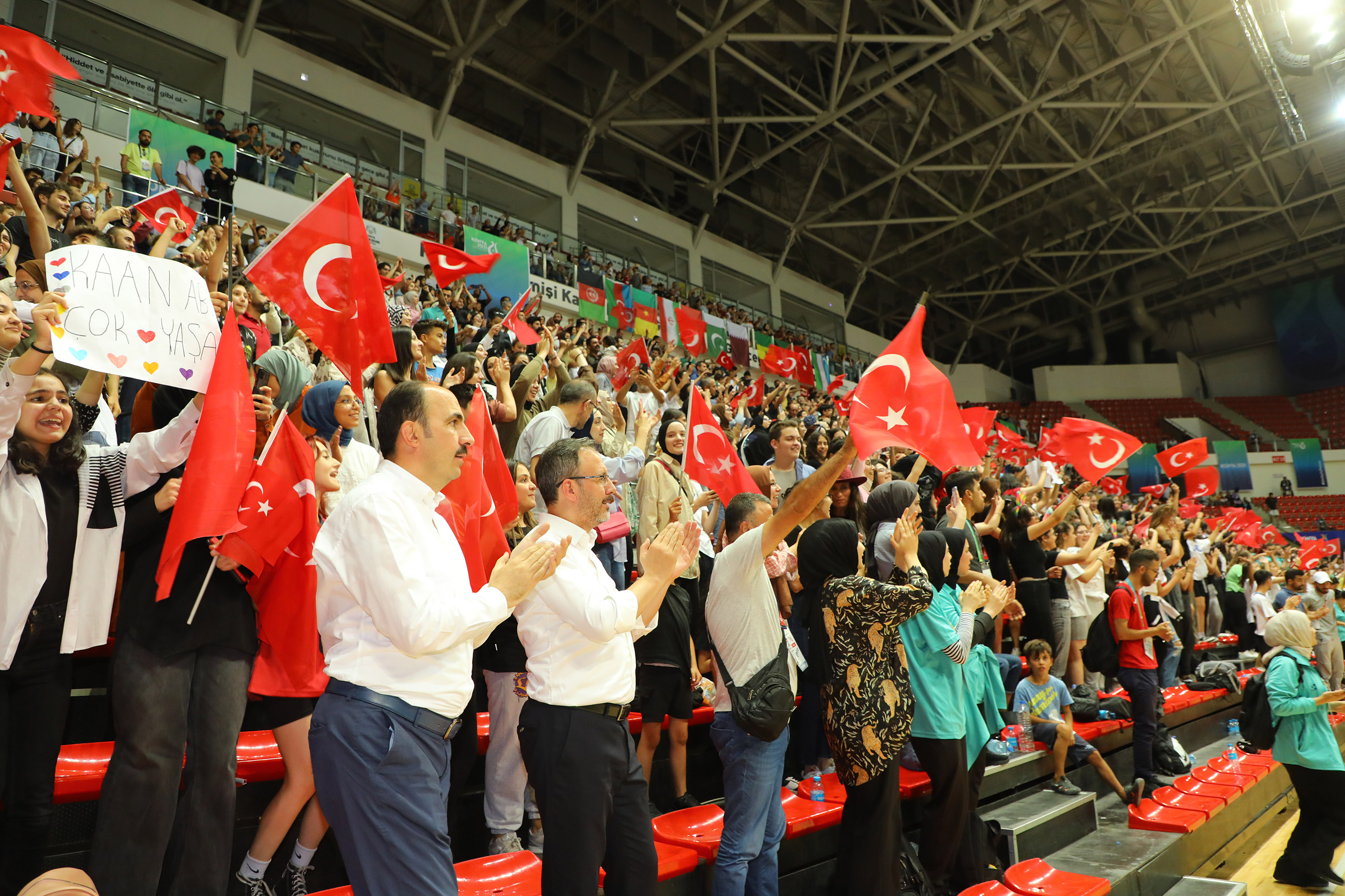 Bakan Kasapoğlu ve Başkan Altay Voleybol Milli Takımının Sevincine Ortak Oldu