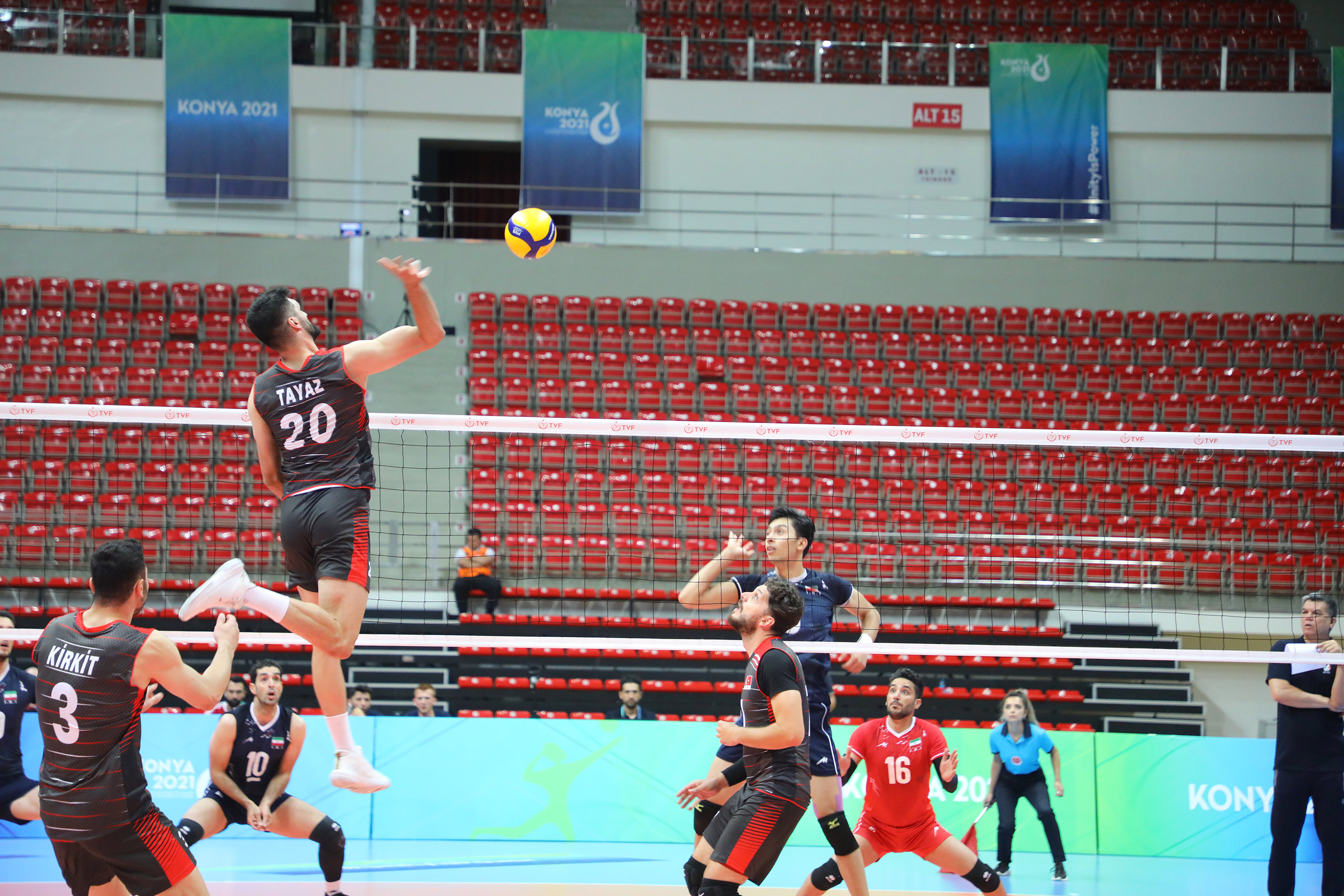Bakan Kasapoğlu ve Başkan Altay Voleybol Milli Takımının Sevincine Ortak Oldu