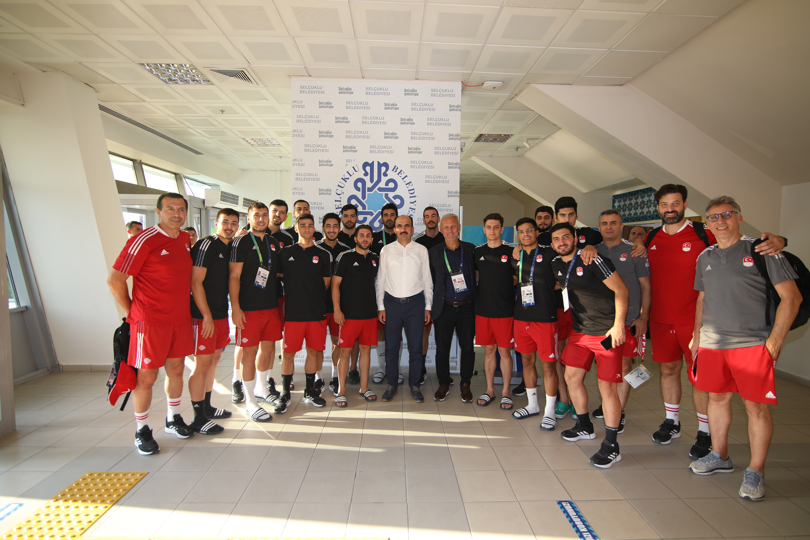 Bakan Kasapoğlu ve Başkan Altay Voleybol Milli Takımının Sevincine Ortak Oldu
