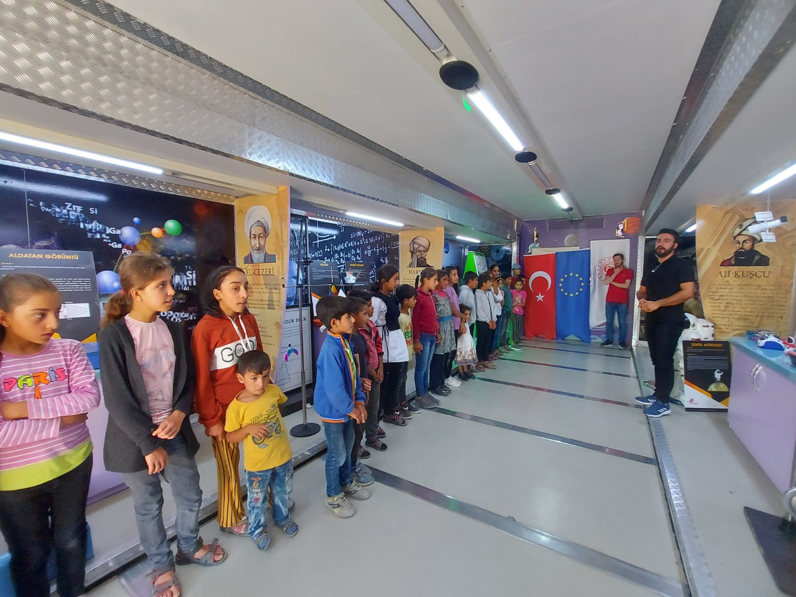 Mevsimlik İşçilerin Çocukları Bilim Tırı'yla Tanıştı