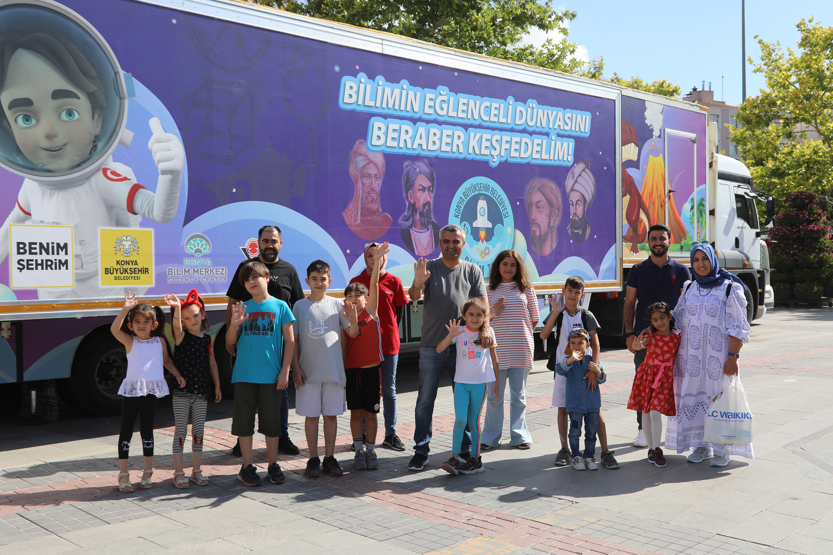 Bilim Tırı Bilime Meraklı Öğrencileri Kültürpark'ta Ağırlıyor