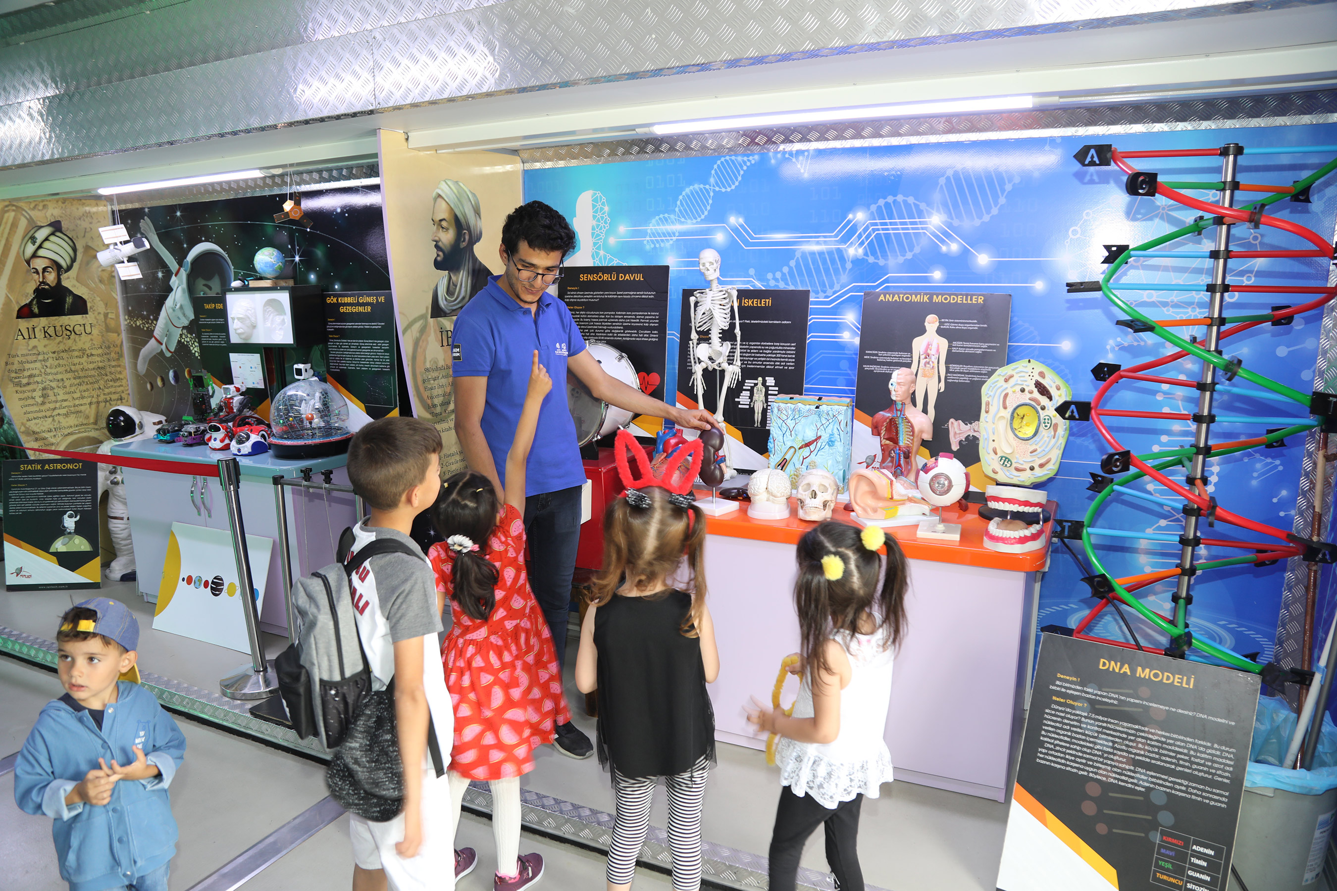 Bilim Tırı Bilime Meraklı Öğrencileri Kültürpark'ta Ağırlıyor