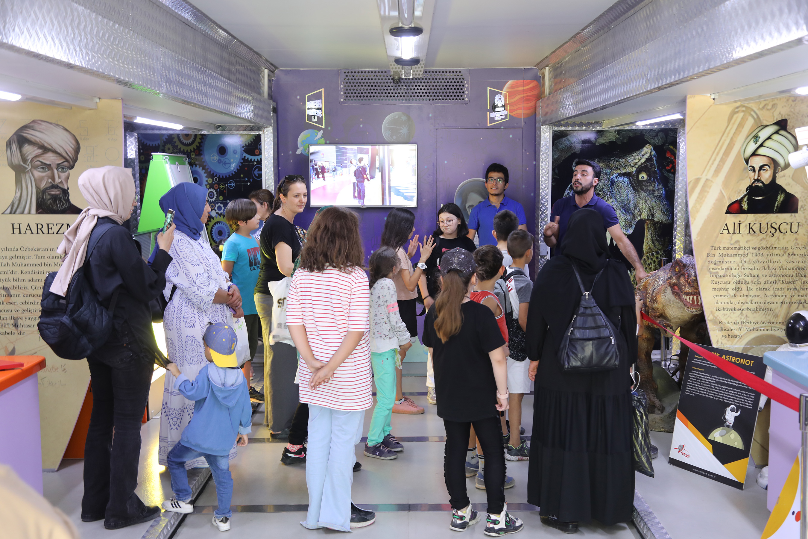 Bilim Tırı Bilime Meraklı Öğrencileri Kültürpark'ta Ağırlıyor