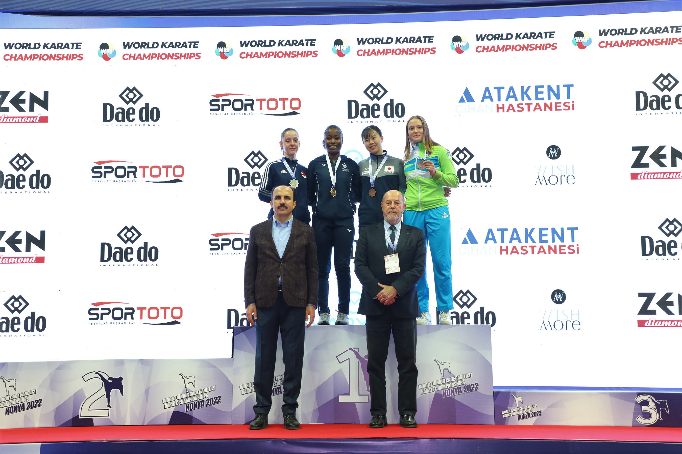 Başkan Altay Karate Şampiyonasında Dereceye Giren Sporculara Madalyalarını Verdi