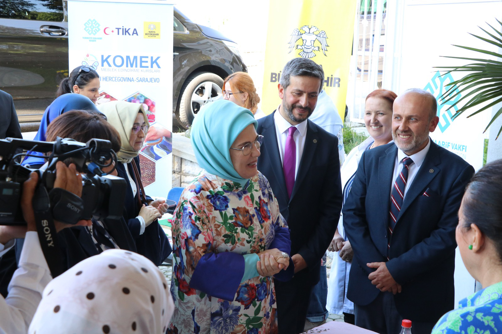 Emine Erdoğan Hanımefendi Saraybosna KOMEK Sergisini Ziyaret Etti  