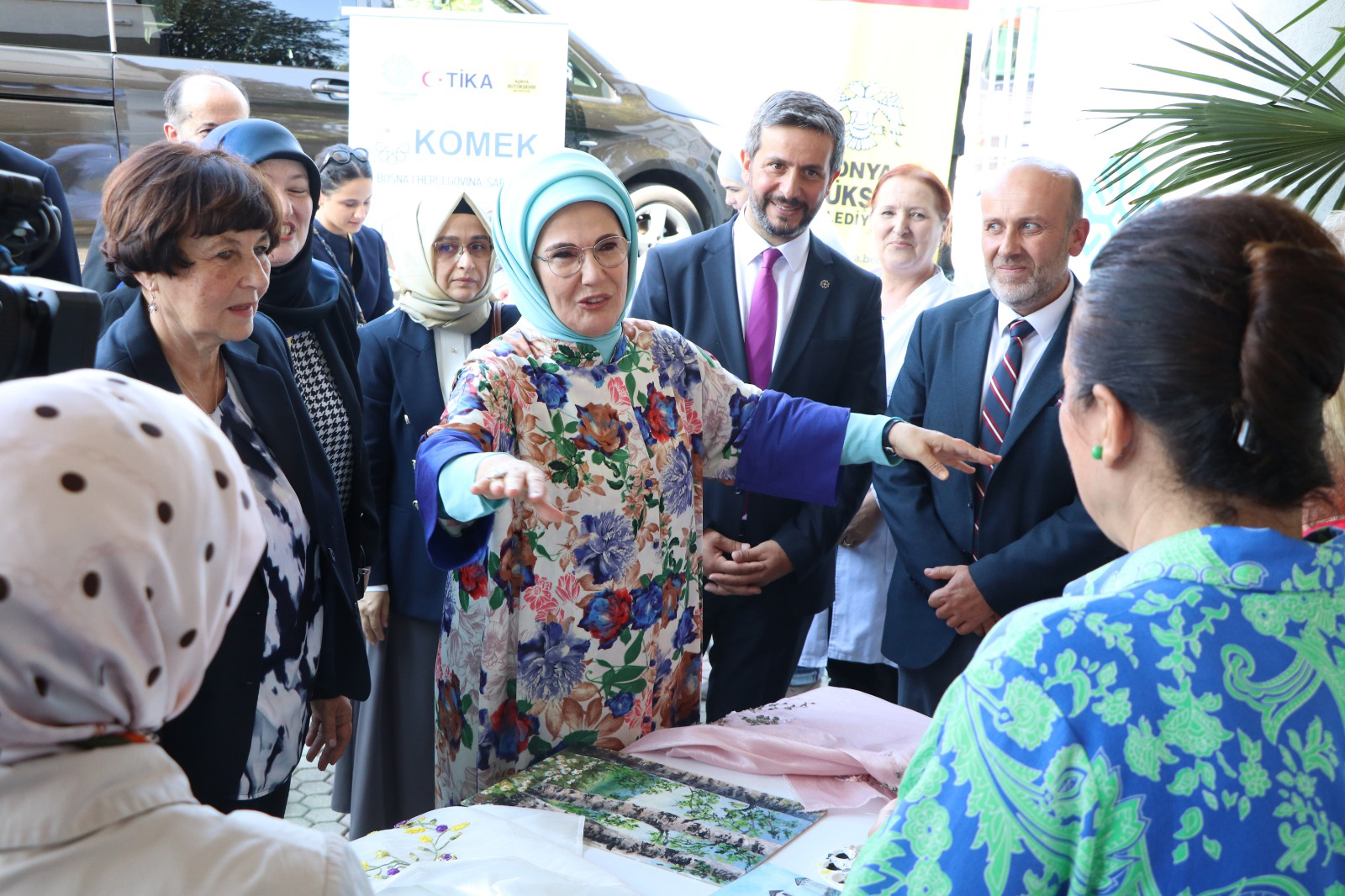 Emine Erdoğan Hanımefendi Saraybosna KOMEK Sergisini Ziyaret Etti  